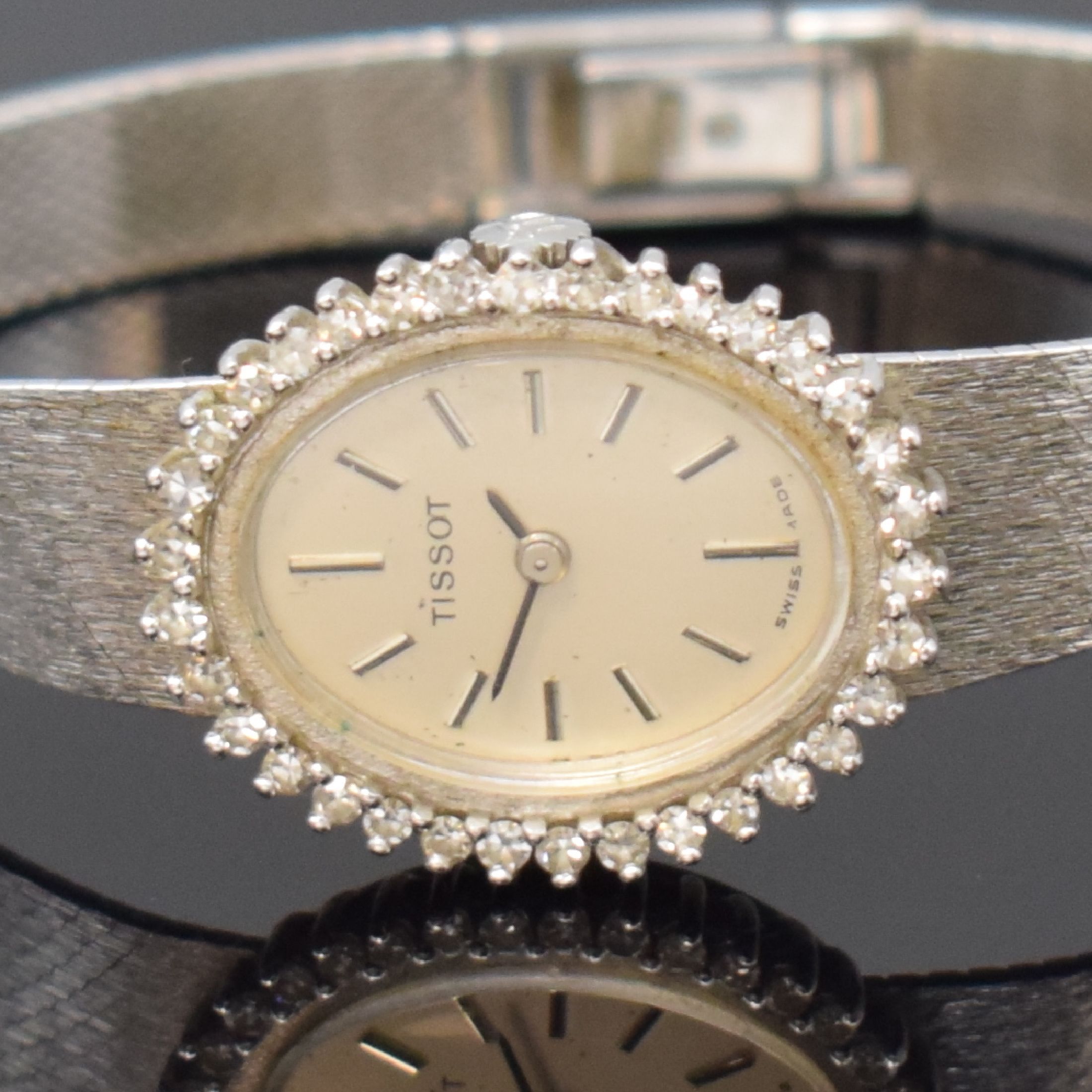 Detail a: TISSOT Damenarmbanduhr in WG 585/000 mit Diamanten, Schweiz um 1970, Handaufzug, Boden aufgedr., Lünette aufw. m. Diamanten bes., vers. Zifferbl. m. ...