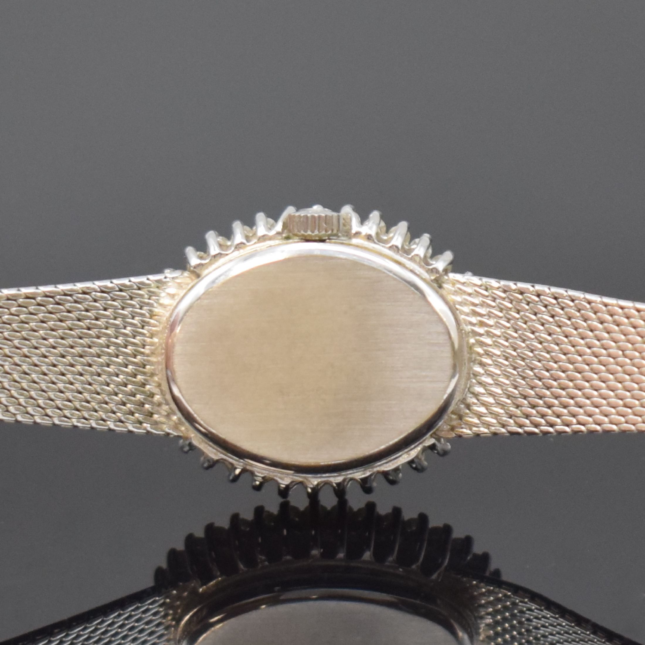Detail e: TISSOT Damenarmbanduhr in WG 585/000 mit Diamanten, Schweiz um 1970, Handaufzug, Boden aufgedr., Lünette aufw. m. Diamanten bes., vers. Zifferbl. m. ...