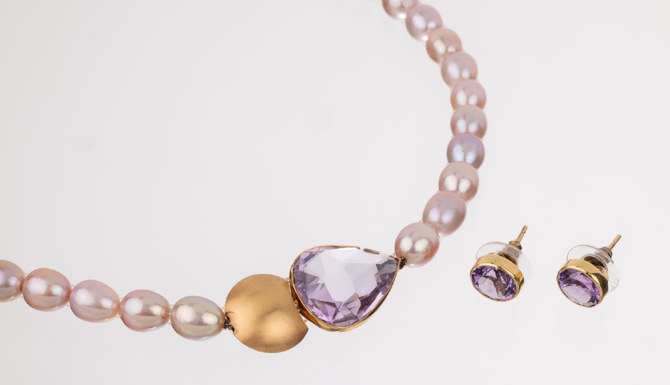18 kt Gold Amethyst-Perl-Schmuckset, GG 750/000, best. aus: Collier und Paar Ohrstecker, rosefarb. chin. Süßwasserperlen, Schließe mit facett. ...