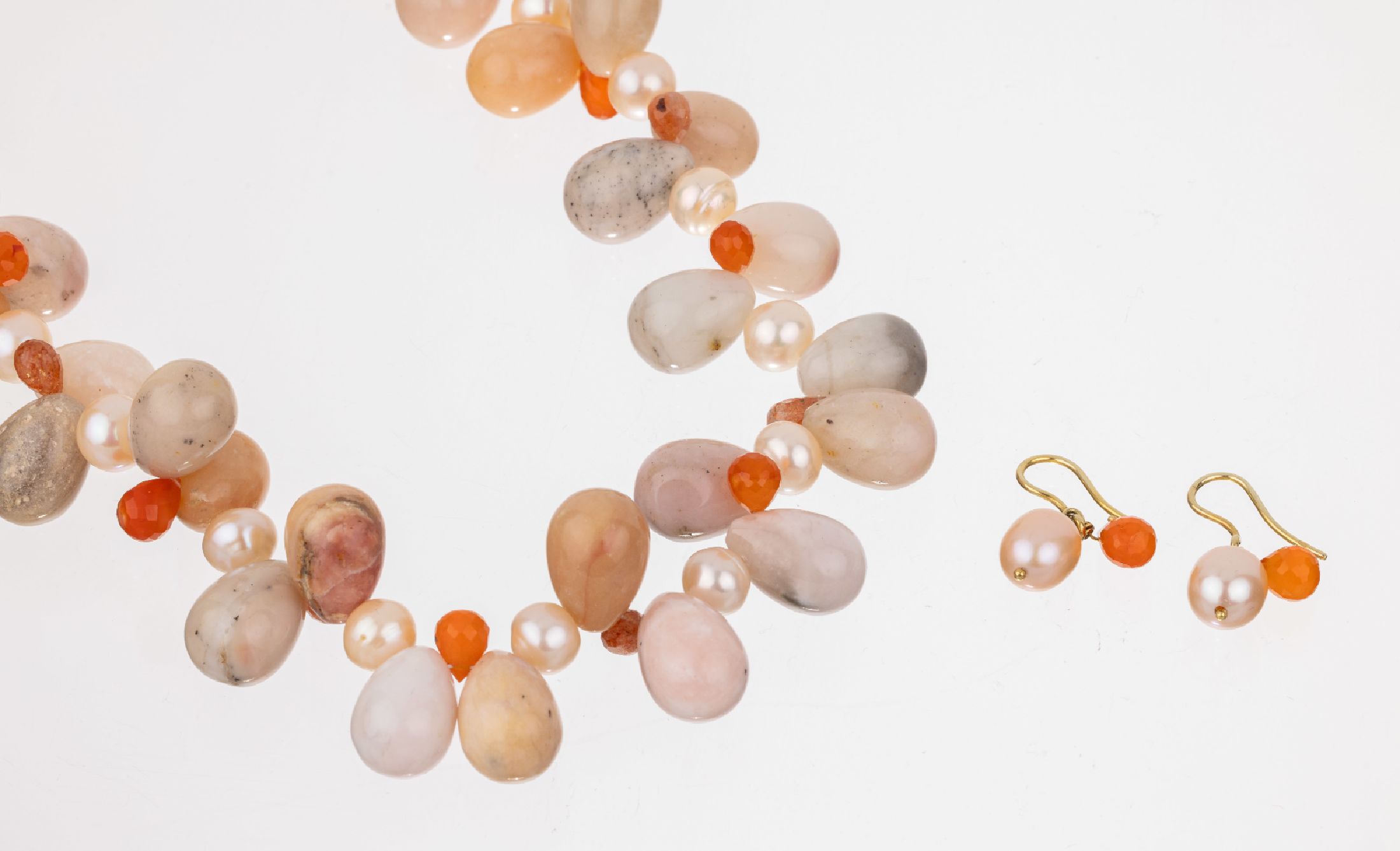 Opal-Perl-Schmuckset, Collier und Paar Ohrgehänge, Ohrgehänge: Feueropal-Tropfen und chin. Zuchtperlen, Monturen GG 585/000, Collier aus chin. ...