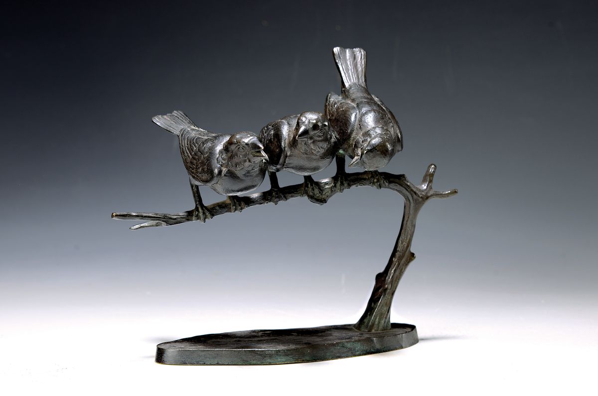 Bronzefigur von Wilhelm Carl Robra, (1876-1945), drei Spatzen auf einem Ast, signiert, H. ca. 19cm, B. ca. 24cm