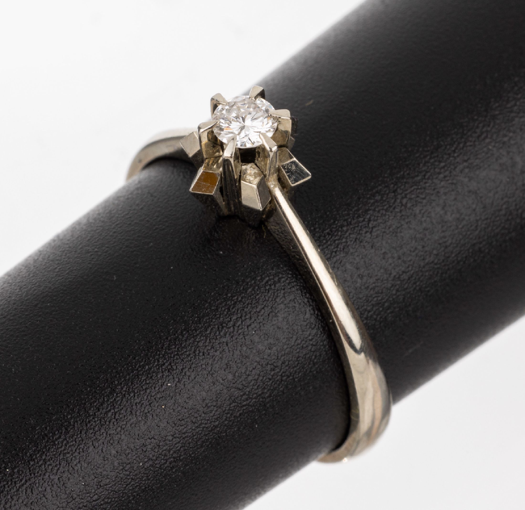 18 kt Gold Brillant-Ring, WG 750/000, Brillant ca. 0.15 ct Weiß/si, RW 57, ca. 3.1 g