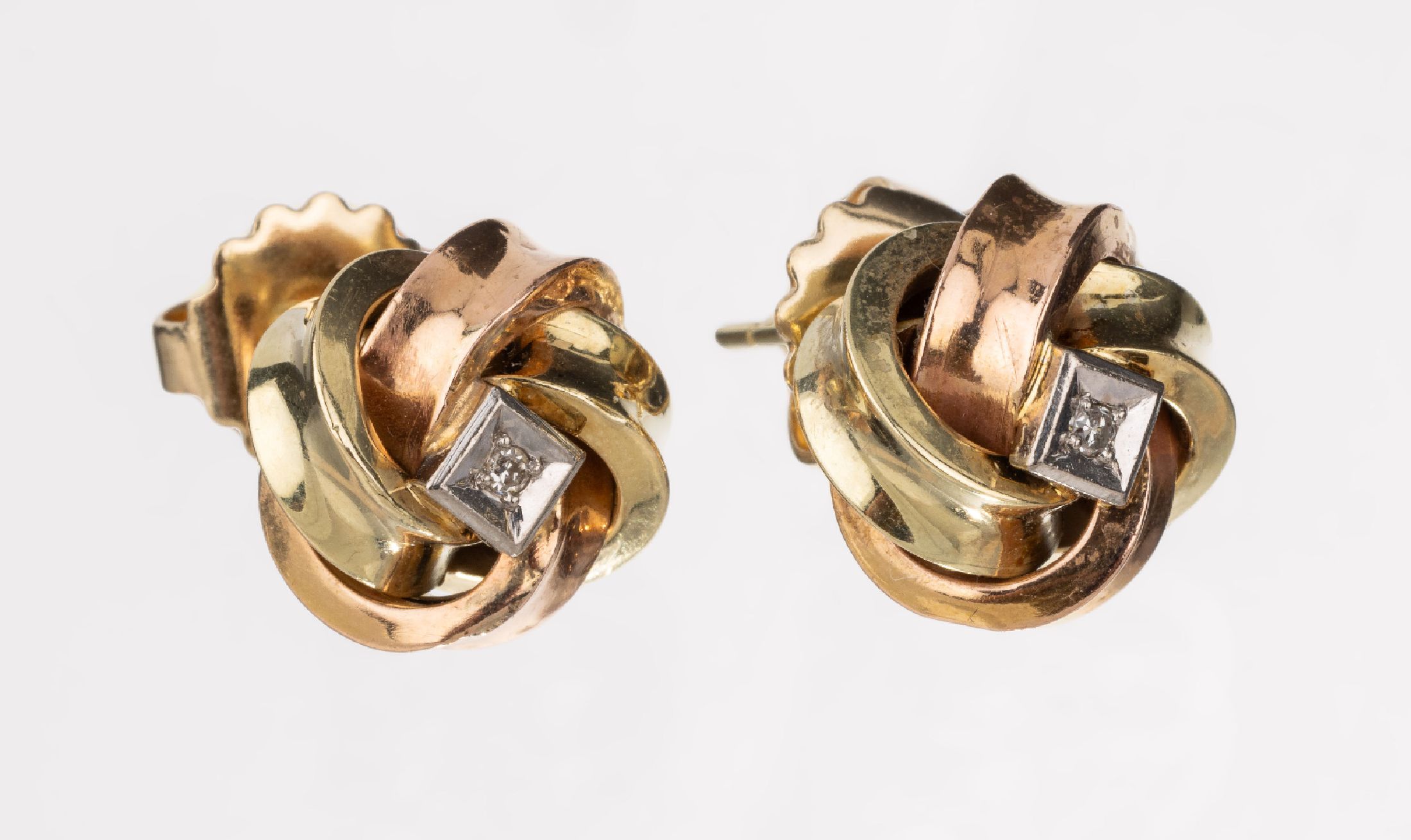 Paar 14 kt Gold Brillant-Ohrstecker, GG/RG/WG 585/000, Knotenform, 2 in WG gefassteBrillanten zus. ca. 0.04 ct Weiß/p, ca. 5.9 g