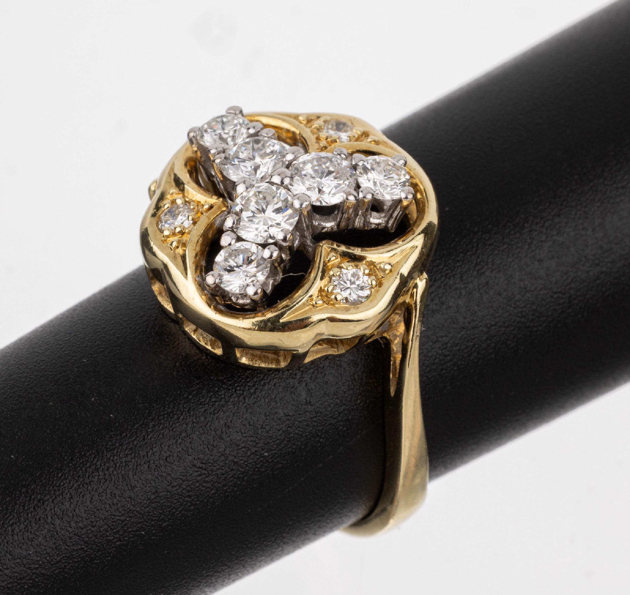 14 kt Gold Brillant-Ring, GG/WG 585/000, außergewöhnliche Gestaltung, mittig 6 in WG gefasste Brillanten zus. ca. 0.90 ct Weiß/si, 3 weitere ...