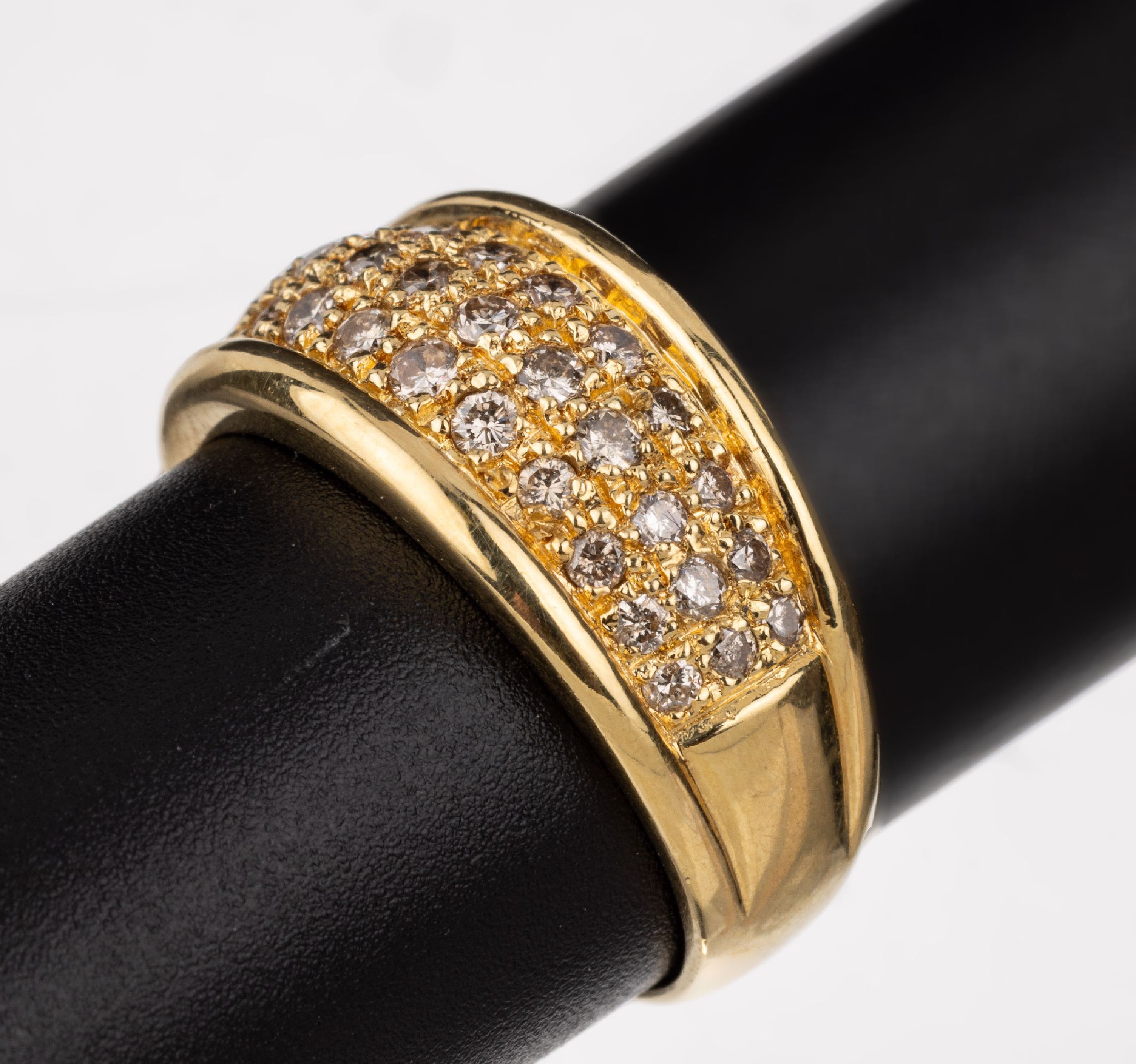 18 kt Gold Brillant-Ring, GG 750/000, 36 Brillanten zus. ca. 0.80 ct (grav.) Weiß/si, RW 62, ca. 7.6 g
