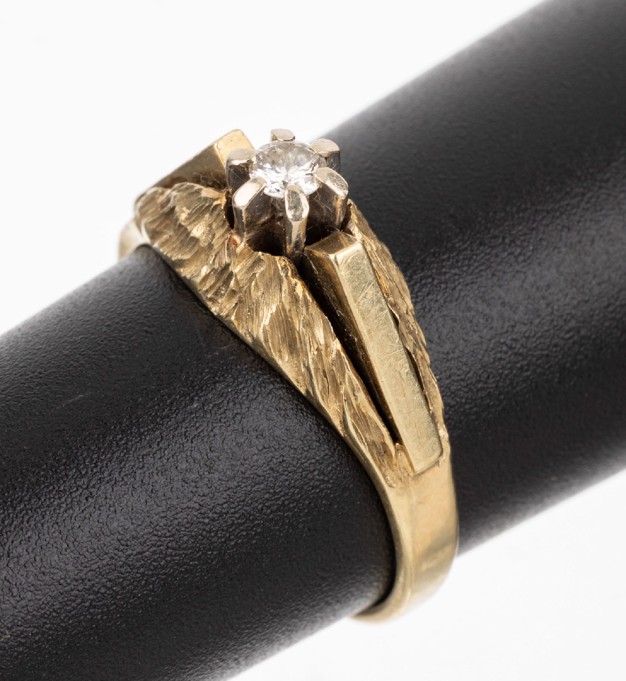 14 kt Gold Brillant-Ring, GG 585/000, part.strukturiert, Brillant ca. 0.08 ct Weiß/si, RW 54, ca. 3.8 g