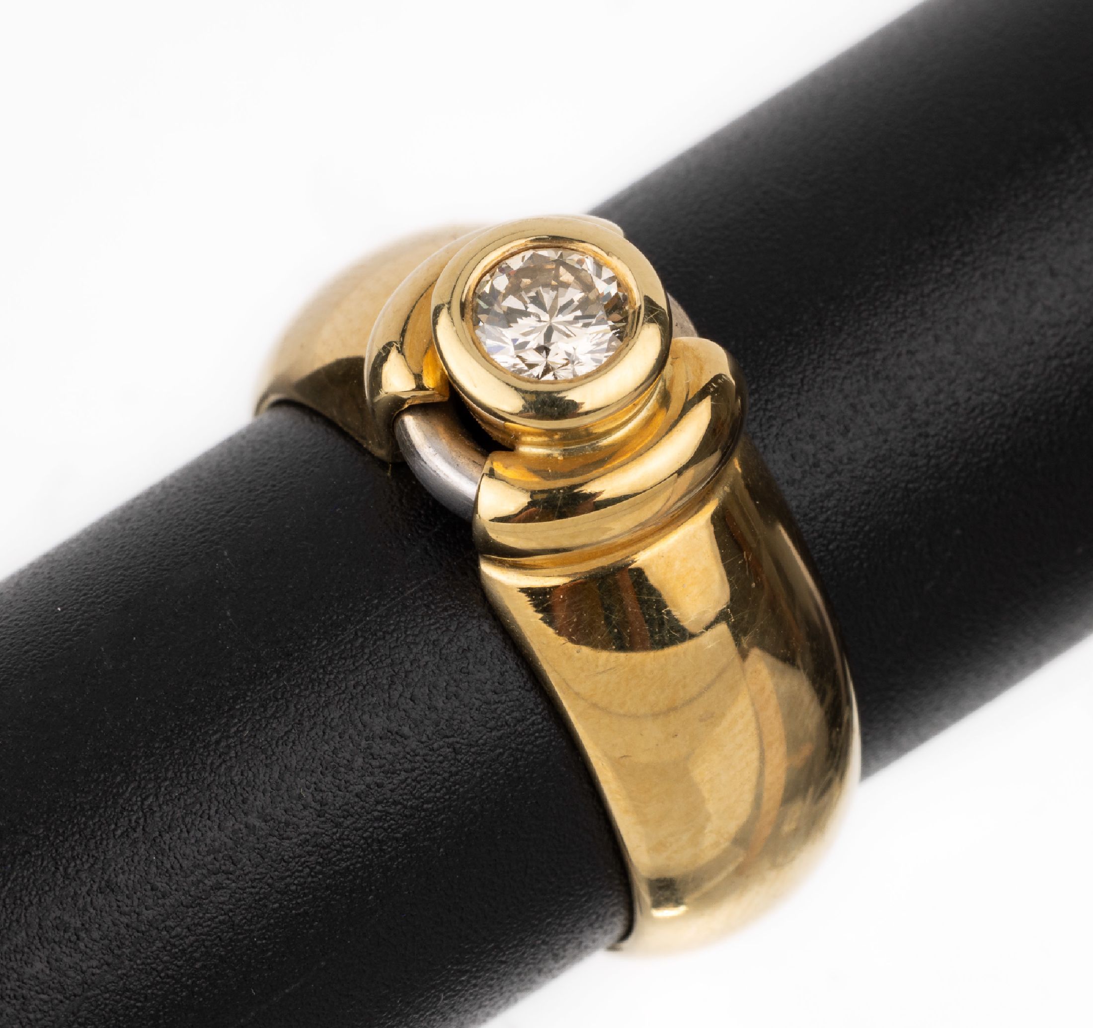 18 kt Gold Brillant-Ring, GG/WG 750/000, Brillant ca. 0.40 ct get.Weiß/vs-si, RW 62, ca. 11.8 g, Meistermarke unged.