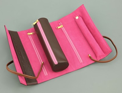 26734438a - Schmuckrolle aus braunen Feinsynthetik, Innenausstattung in fuchsia, abknöpfbares ...