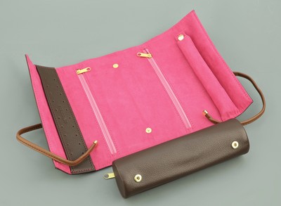 26734438b - Schmuckrolle aus braunen Feinsynthetik, Innenausstattung in fuchsia, abknöpfbares ...
