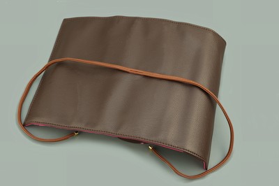 26734438c - Schmuckrolle aus braunen Feinsynthetik, Innenausstattung in fuchsia, abknöpfbares ...