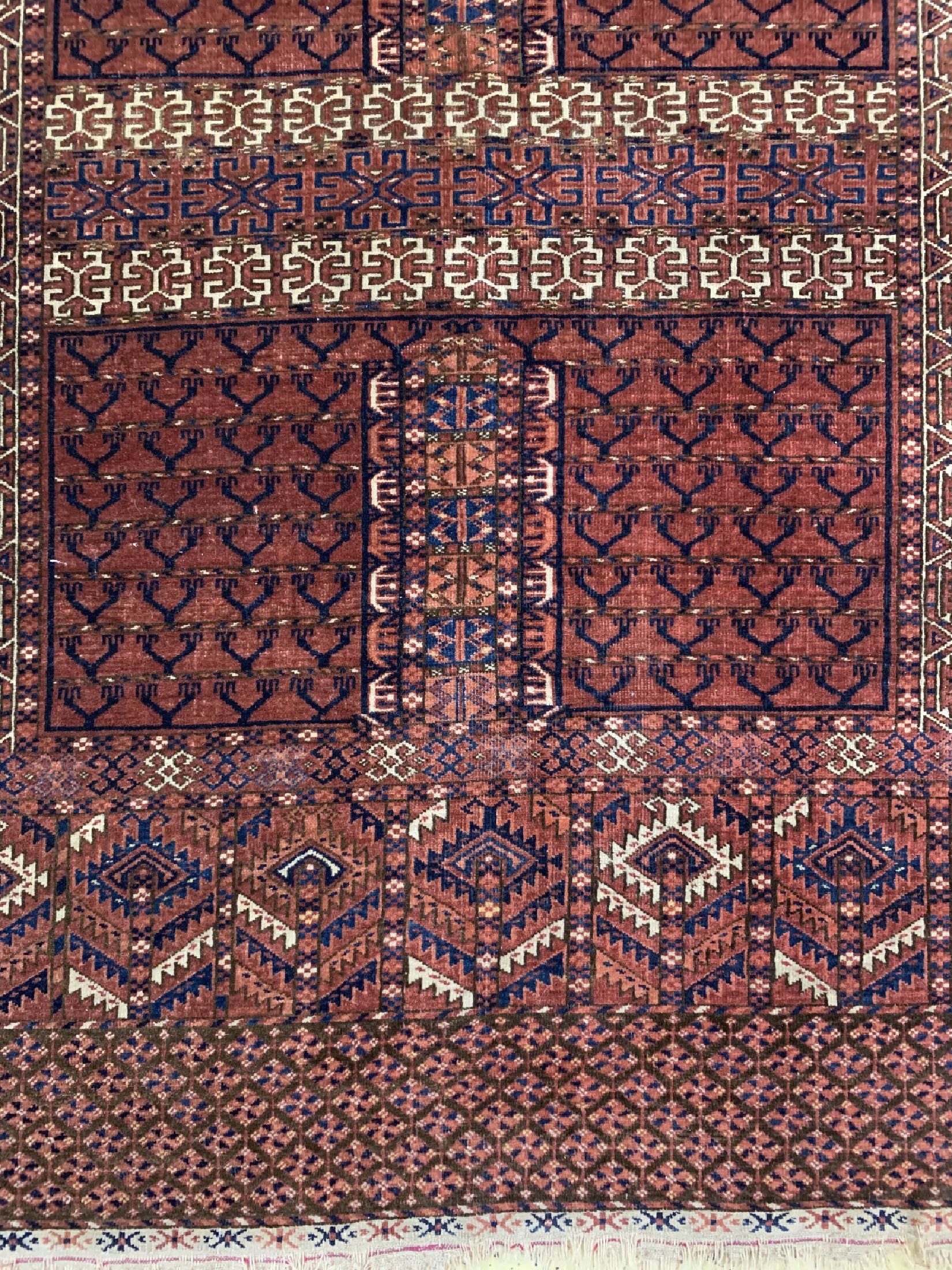 Detail b: Tekke Engsi antik, Turkmenistan, 19.Jhd, Wolle auf Wolle, ca. 140 x 123 cm, EHZ: 3
