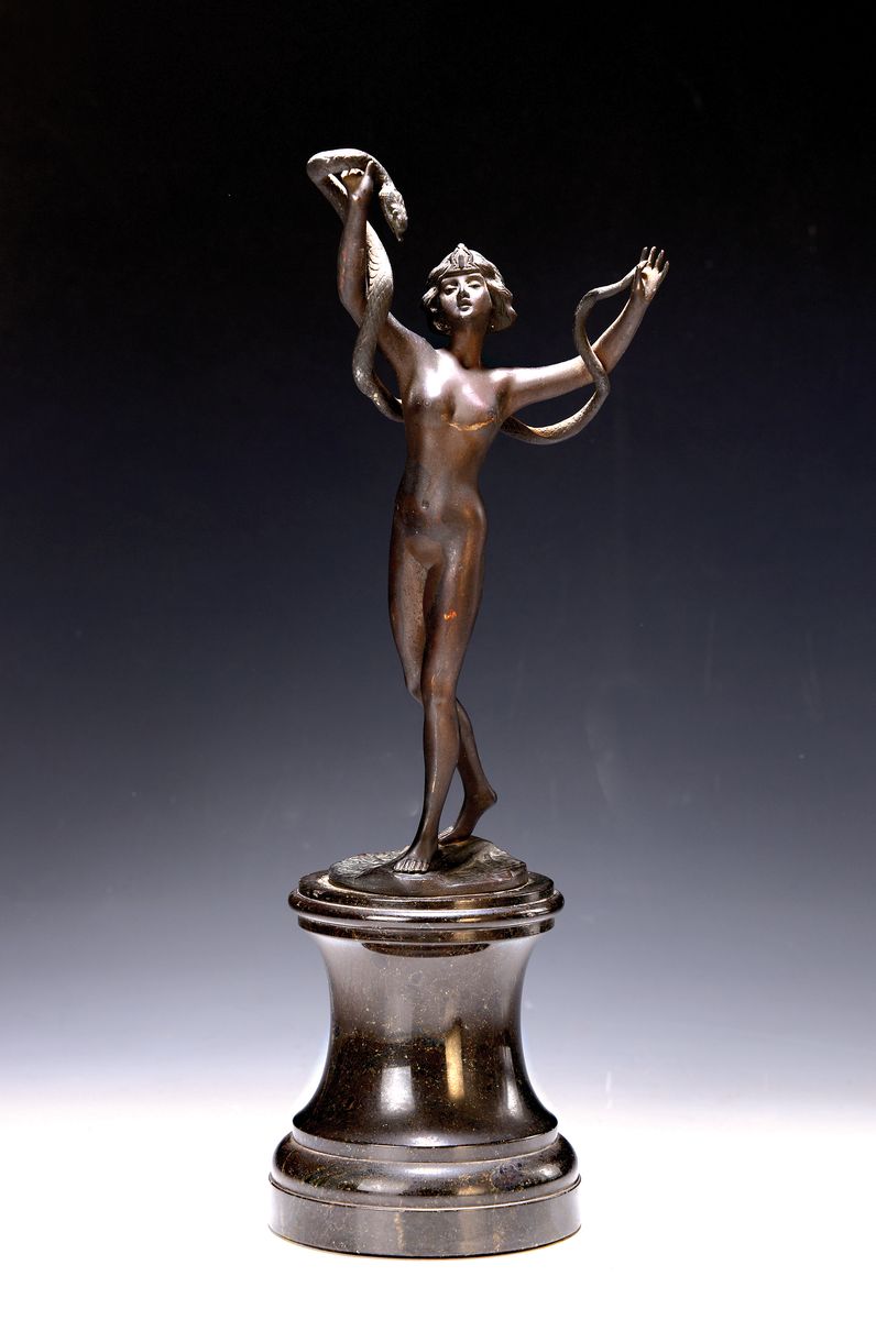 Franz Iffland, 1862 - 1935, Bronzeskulptur, Schlangentänzerin, patiniert, am Sockel signiert, auf Steinpodest, l. Gebr.-spuren, H. ca. 36 cm