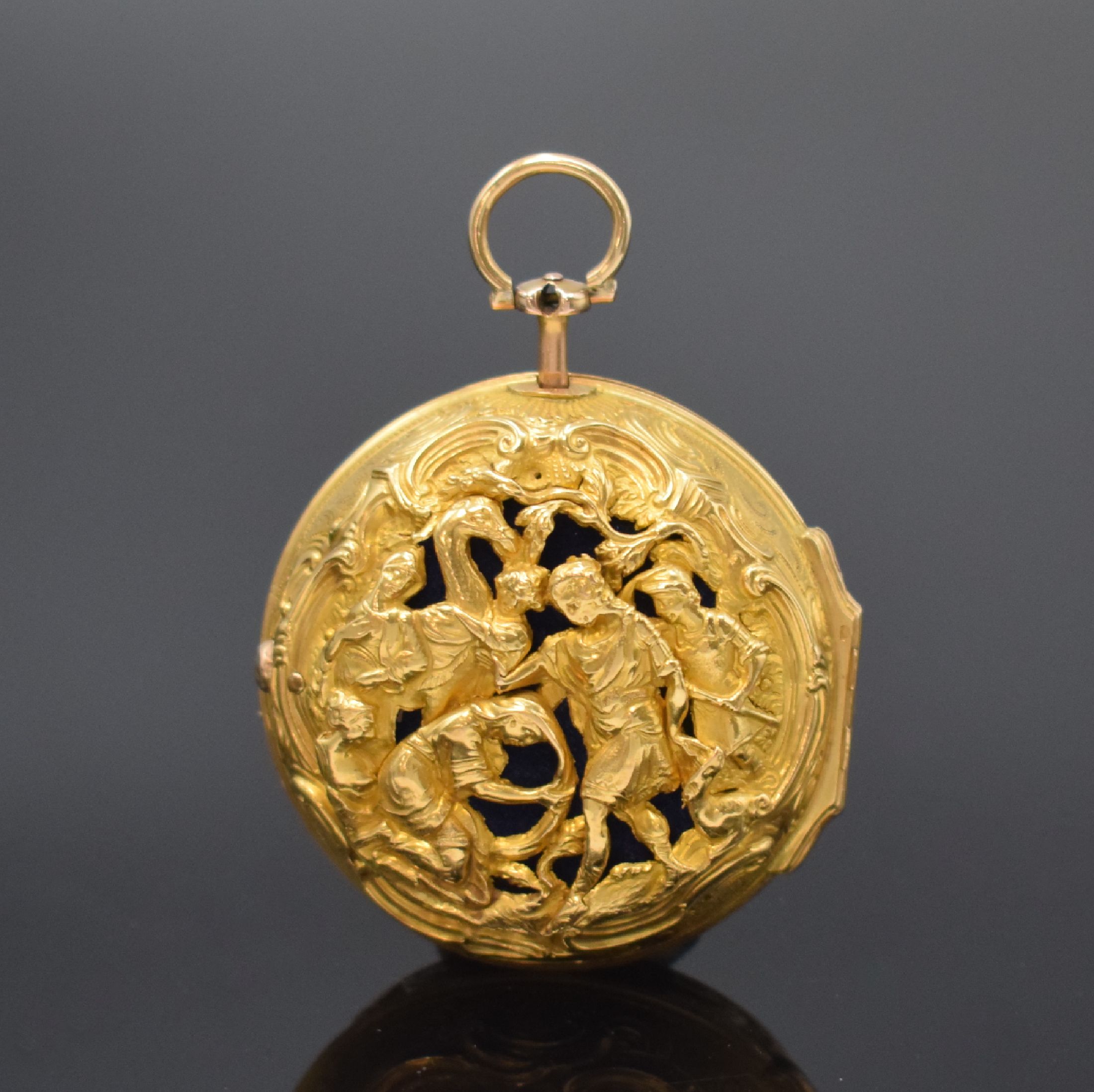 Detail a: FRESHFIELD London Repoussé Spindeltaschenuhr in Gold, London Hallmark 1765, glattes Innengeh. dell., durchbr. Repoussé-Übergeh. m. großem ...