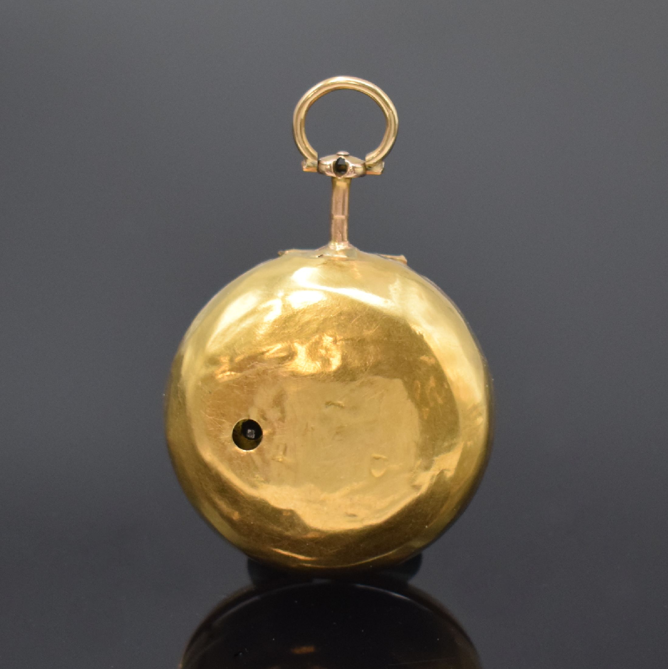 Detail b: FRESHFIELD London Repoussé Spindeltaschenuhr in Gold, London Hallmark 1765, glattes Innengeh. dell., durchbr. Repoussé-Übergeh. m. großem ...