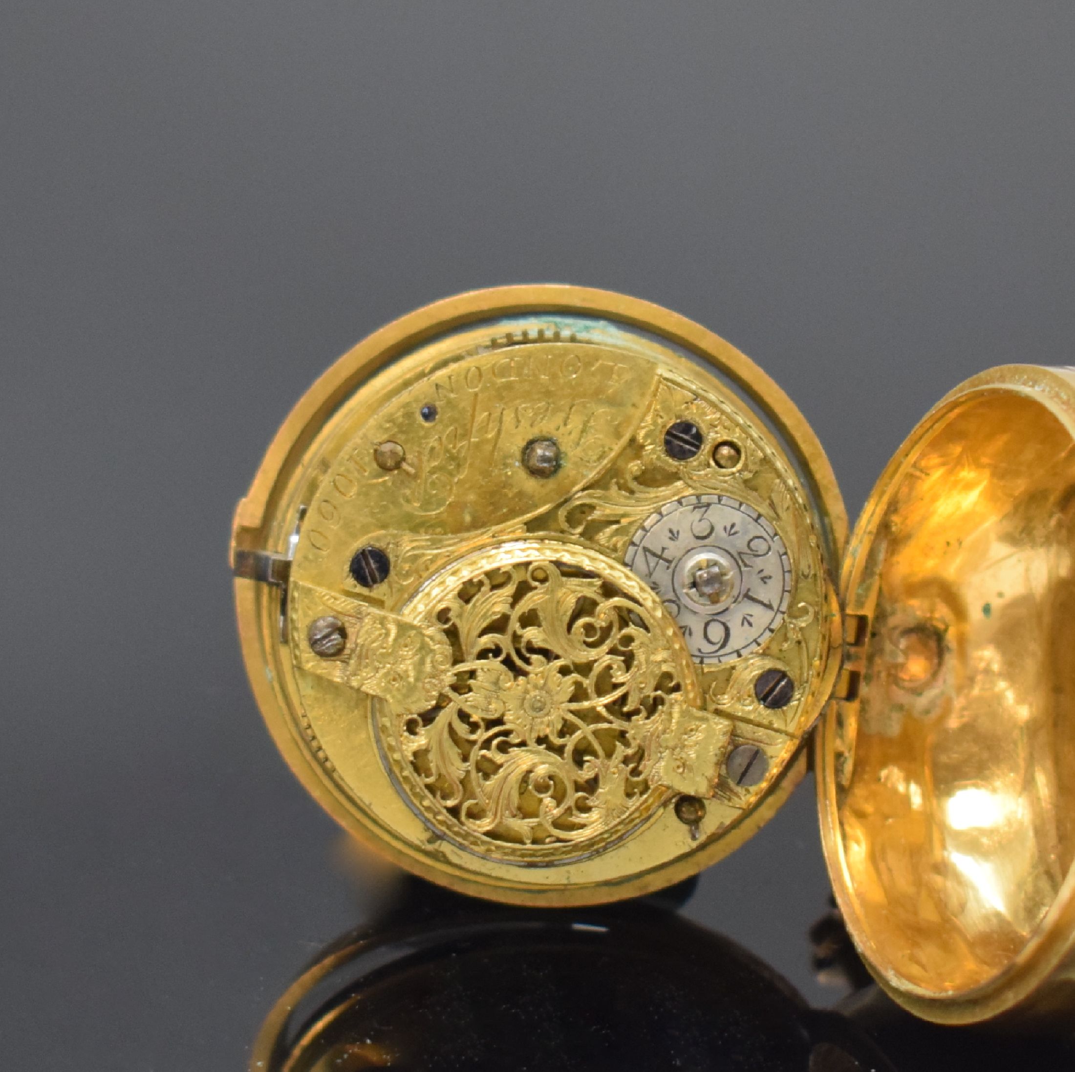 Detail d: FRESHFIELD London Repoussé Spindeltaschenuhr in Gold, London Hallmark 1765, glattes Innengeh. dell., durchbr. Repoussé-Übergeh. m. großem ...