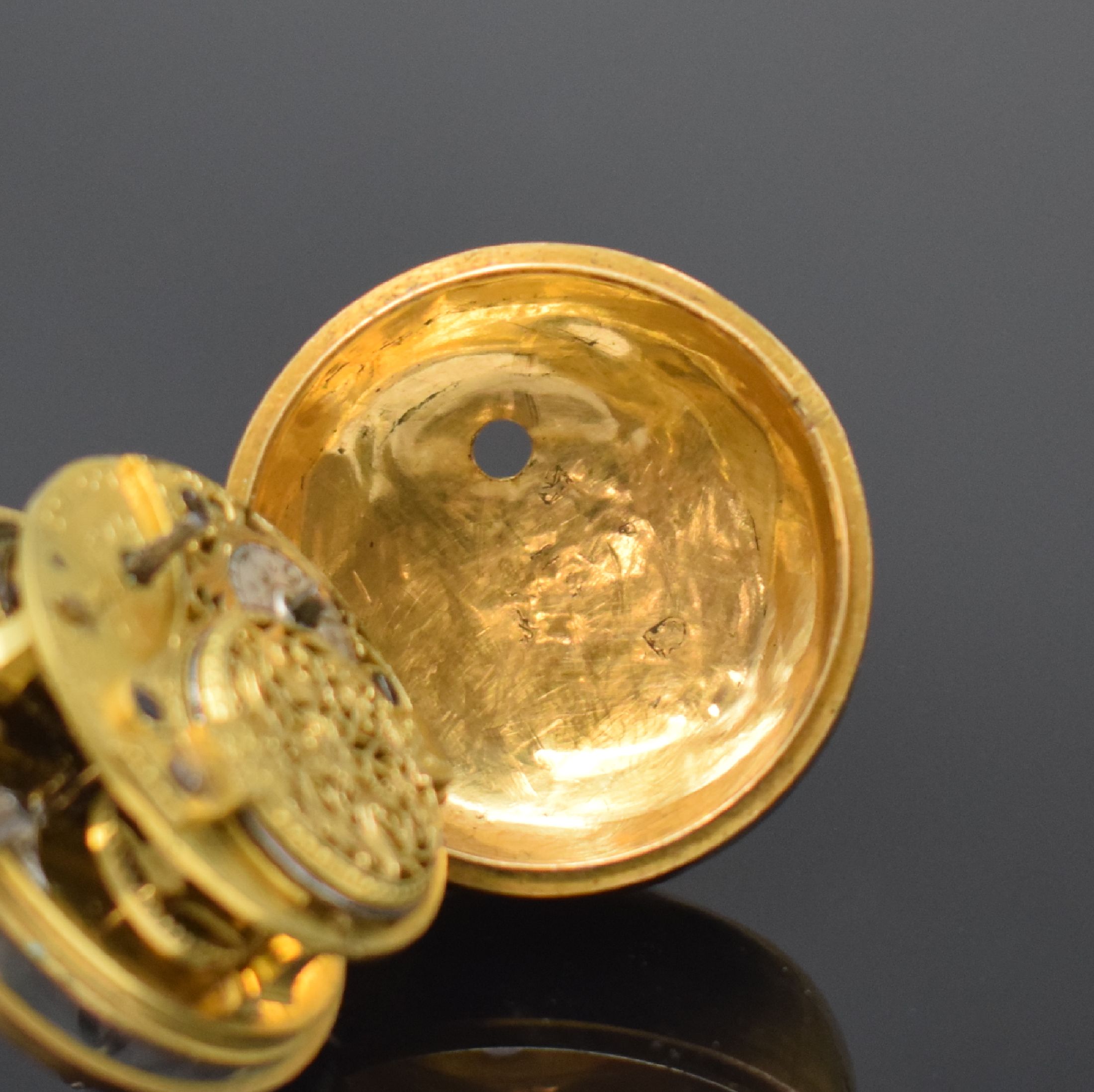 Detail e: FRESHFIELD London Repoussé Spindeltaschenuhr in Gold, London Hallmark 1765, glattes Innengeh. dell., durchbr. Repoussé-Übergeh. m. großem ...