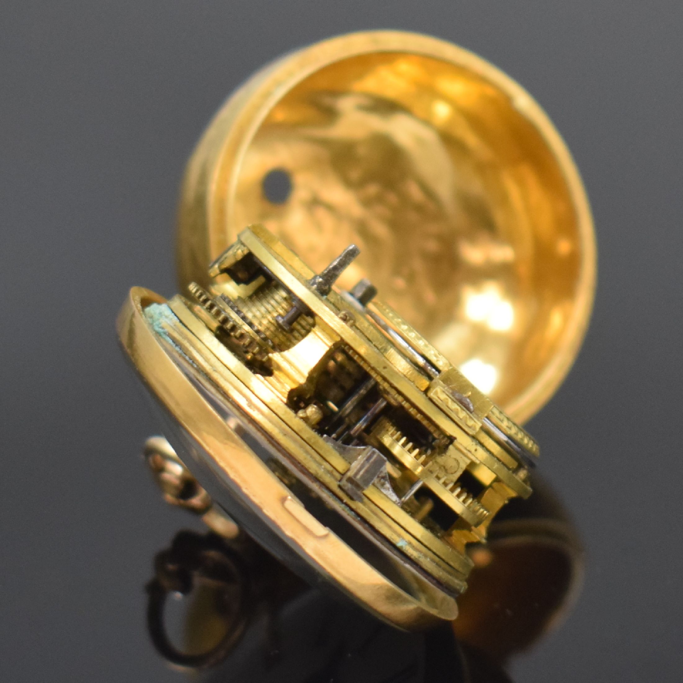 Detail f: FRESHFIELD London Repoussé Spindeltaschenuhr in Gold, London Hallmark 1765, glattes Innengeh. dell., durchbr. Repoussé-Übergeh. m. großem ...
