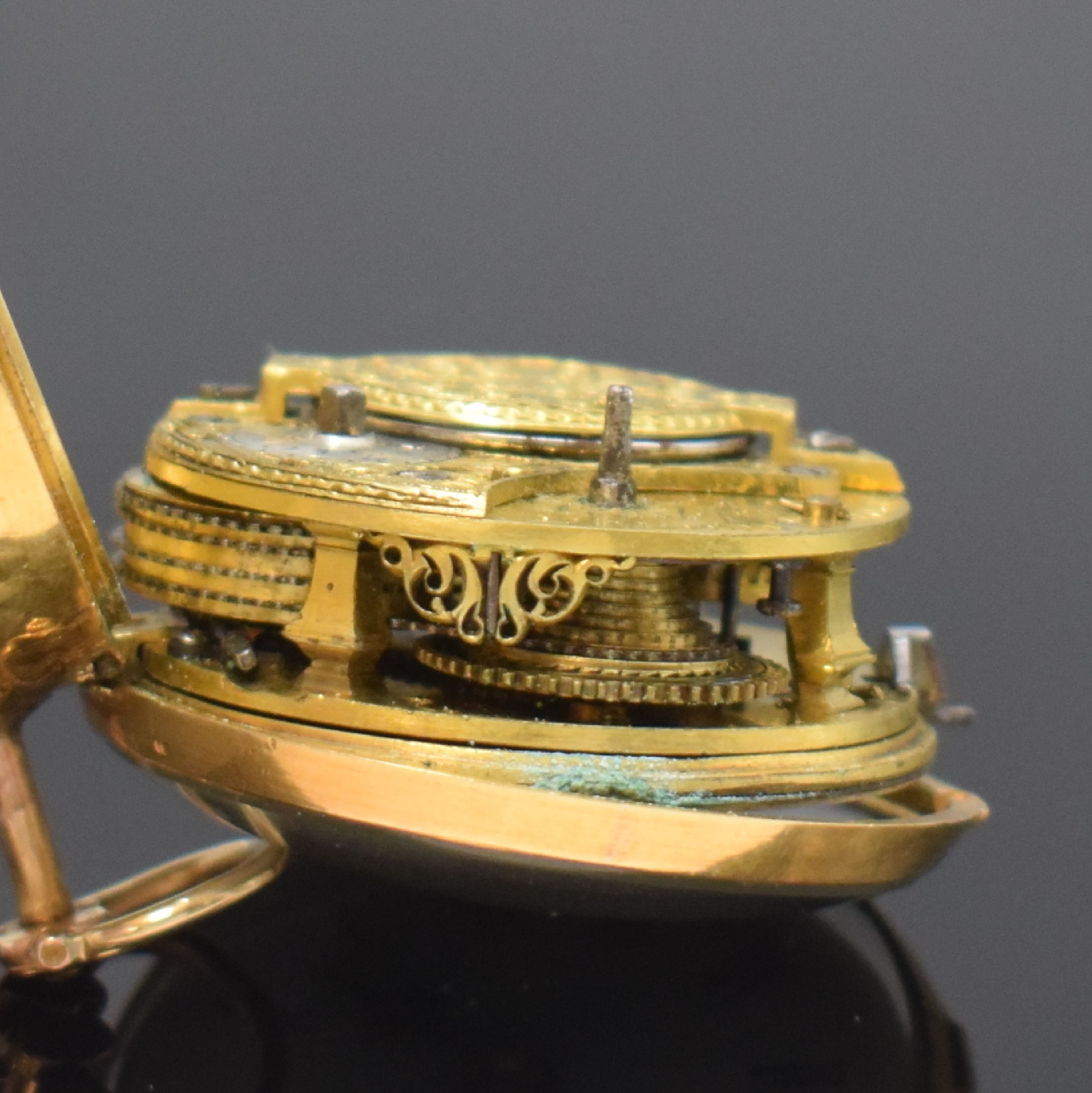 Detail g: FRESHFIELD London Repoussé Spindeltaschenuhr in Gold, London Hallmark 1765, glattes Innengeh. dell., durchbr. Repoussé-Übergeh. m. großem ...