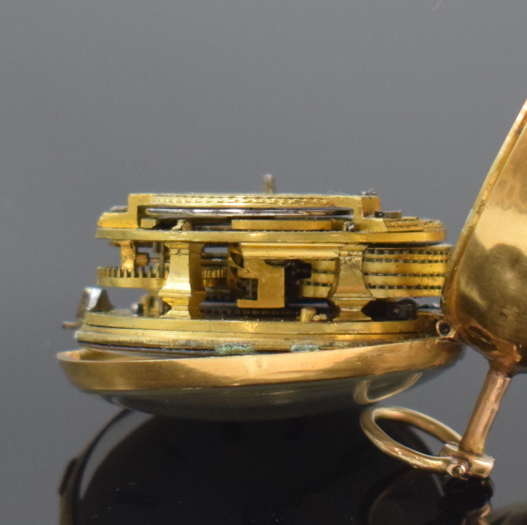 Detail h: FRESHFIELD London Repoussé Spindeltaschenuhr in Gold, London Hallmark 1765, glattes Innengeh. dell., durchbr. Repoussé-Übergeh. m. großem ...