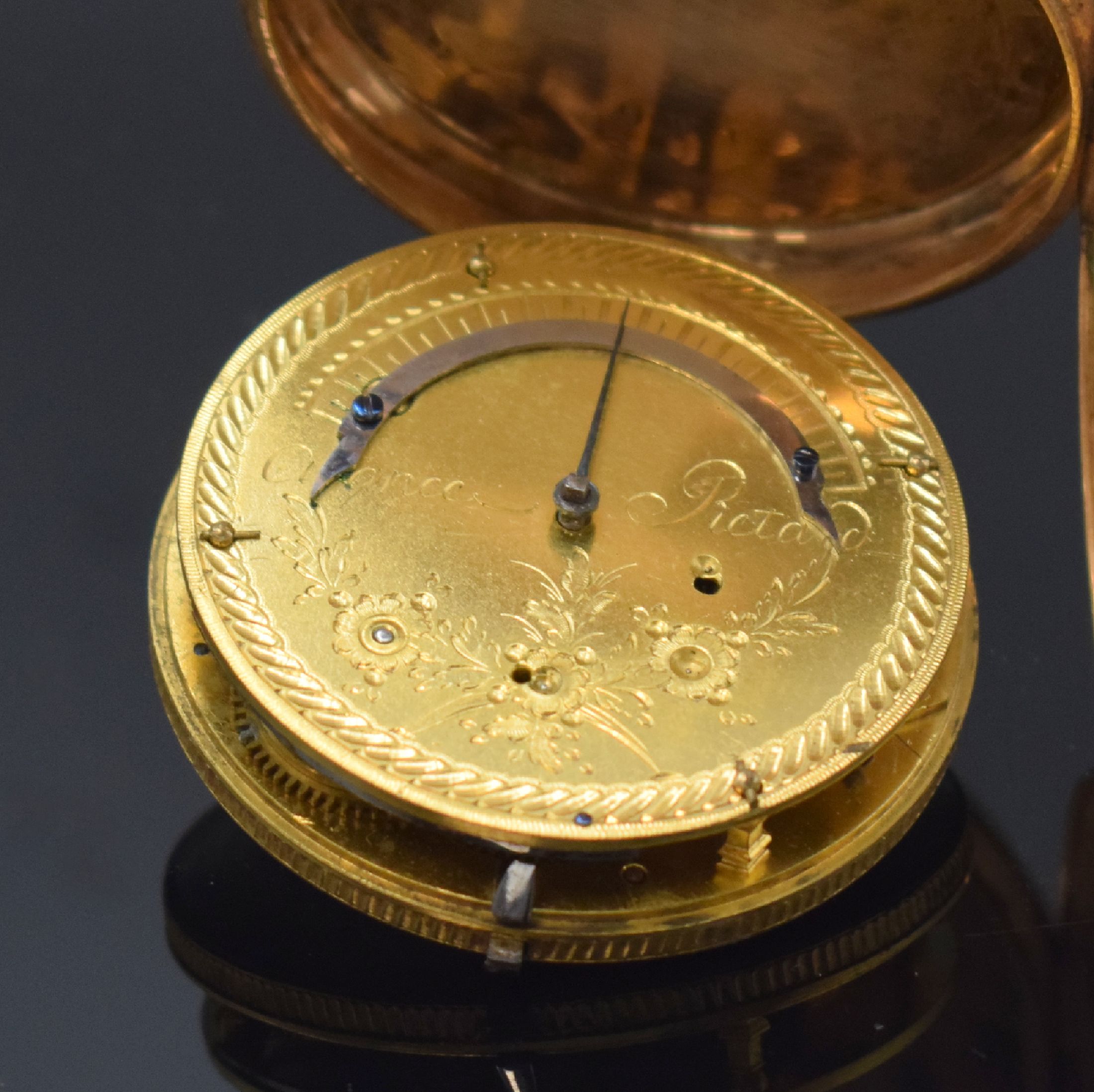 Detail c: Seltene Spindeltaschenuhr mit sichtbarer Unruh in polychrom bemaltem Emailzifferblatt, um 1800, glattes Geh. dell., Zifferbl. m. figuraler Szene, b. ...