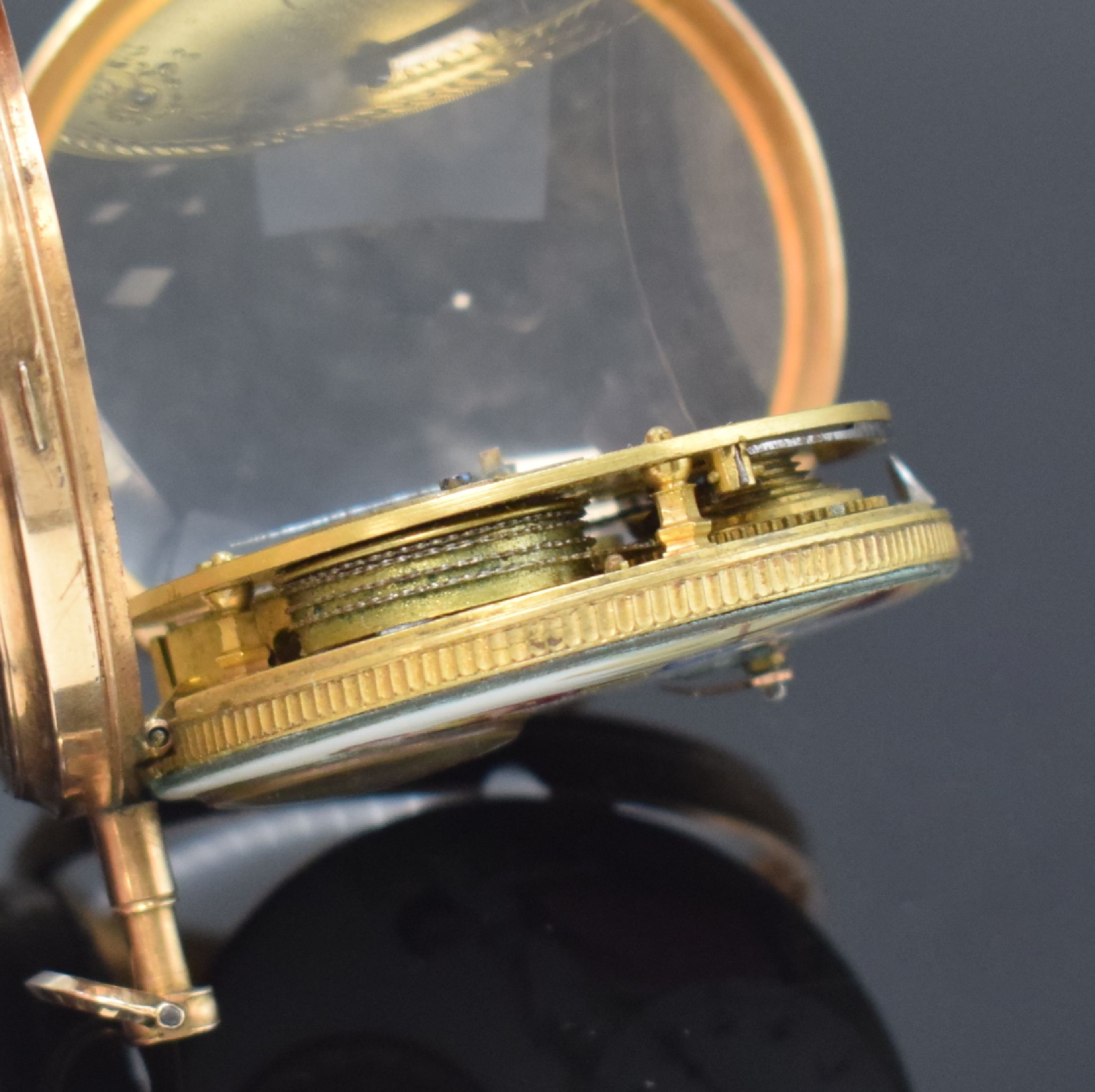 Detail d: Seltene Spindeltaschenuhr mit sichtbarer Unruh in polychrom bemaltem Emailzifferblatt, um 1800, glattes Geh. dell., Zifferbl. m. figuraler Szene, b. ...