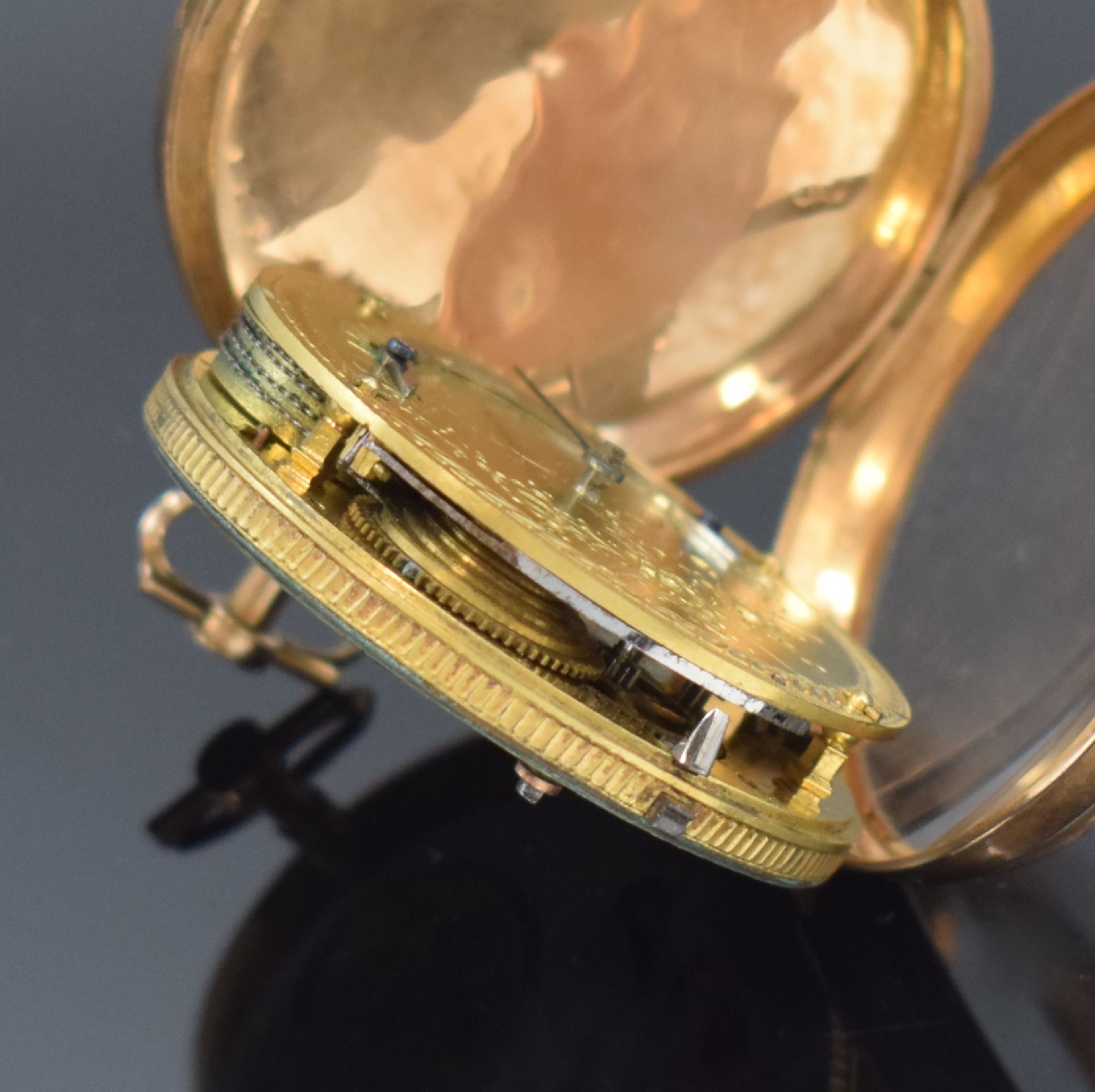 Detail e: Seltene Spindeltaschenuhr mit sichtbarer Unruh in polychrom bemaltem Emailzifferblatt, um 1800, glattes Geh. dell., Zifferbl. m. figuraler Szene, b. ...