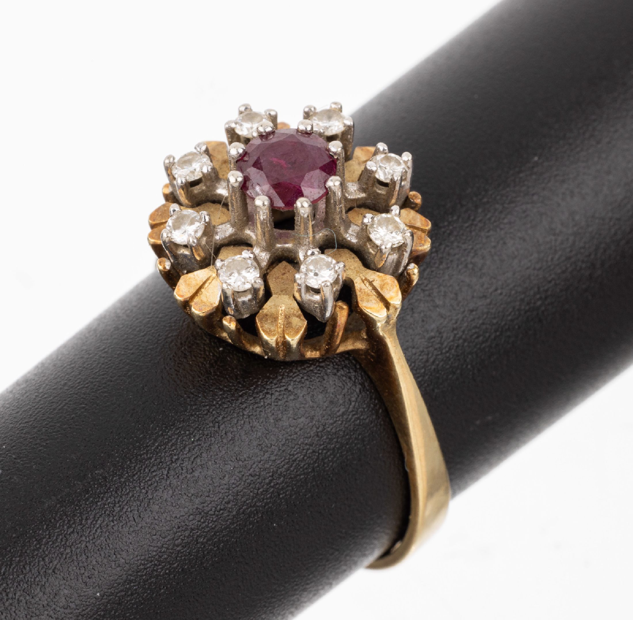 14 kt Gold Rubin-Brillant-Ring, GG/WG 585/000, mittig rundfacett. Rubin ca. 0.20 ct,umgeben von 8 Brillanten zus. ca. 0.24 ct Weiß-l.get.Weiß/p, ...