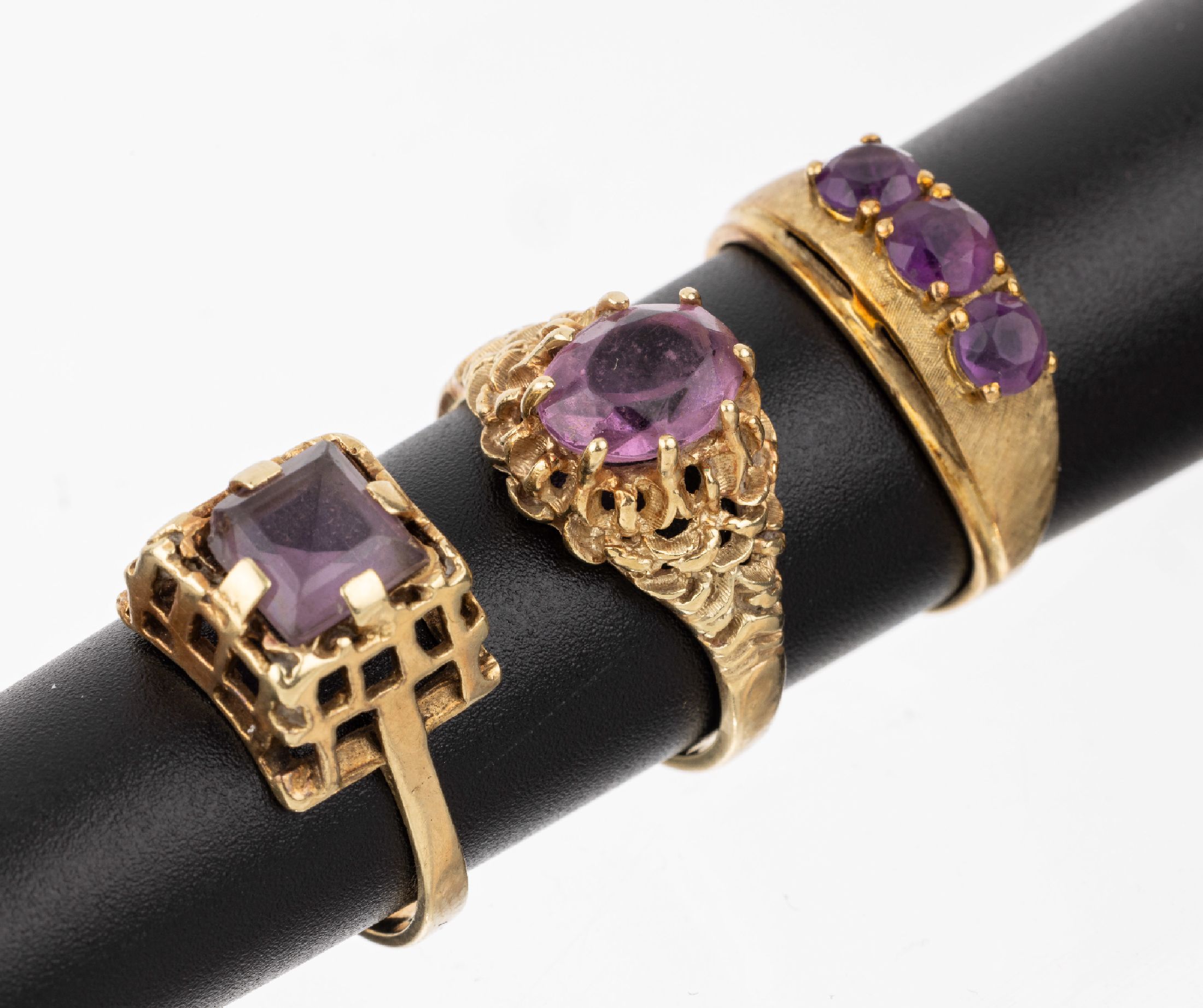 Konvolut 3 14 kt Gold Amethyst-Ringe, GG 585/000, 1 x mit ovalfacett. Amethyst, RW 56, 1 x mit 3 rundfacett. Amethysten, RW 58, und 1x mit Amethyst ...