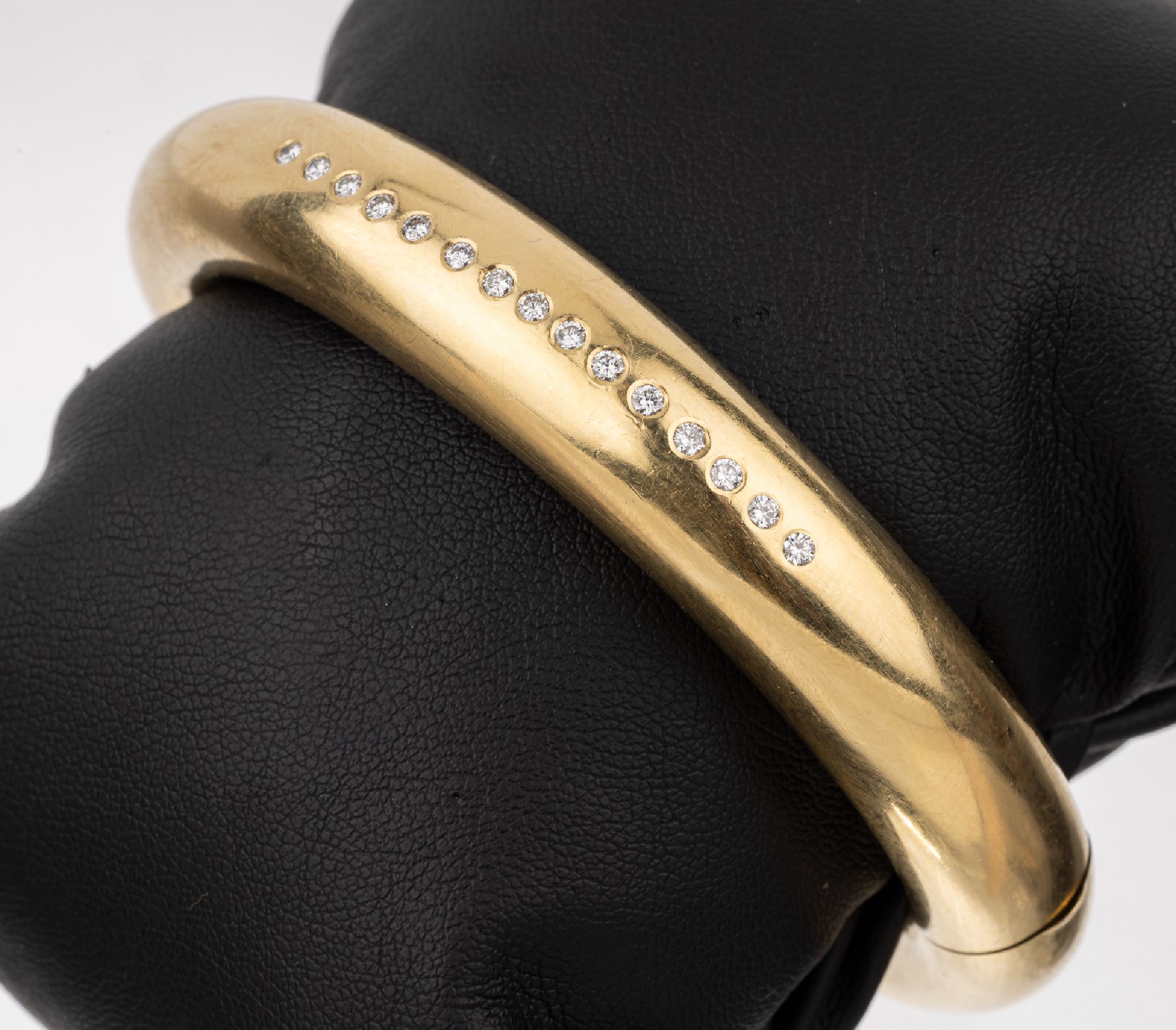 18 kt Gold Brillant-Armreif, GG 750/000, sehr qualitätvolle und massive Verarbeitung, Oberseite mit 15 Brillanten zus. ca. 0.30 ct Weiß/vs, D. ca. ...