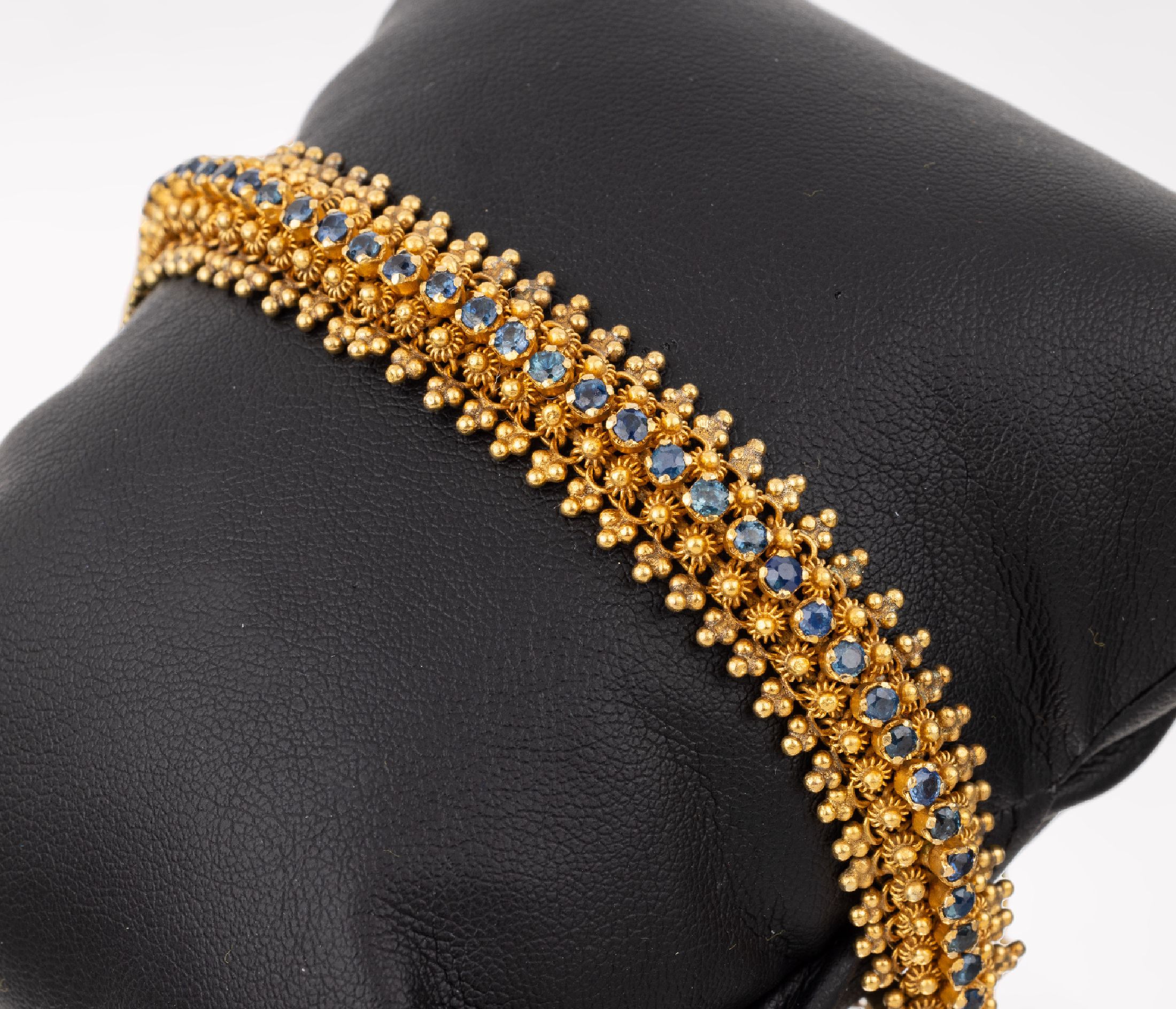 18 kt Gold Saphir-Armband, GG 750/000, Saphire zus. ca. 1.70 ct, L. ca. 19 cm, Sicherheitskettchen, ca. 25.9 g