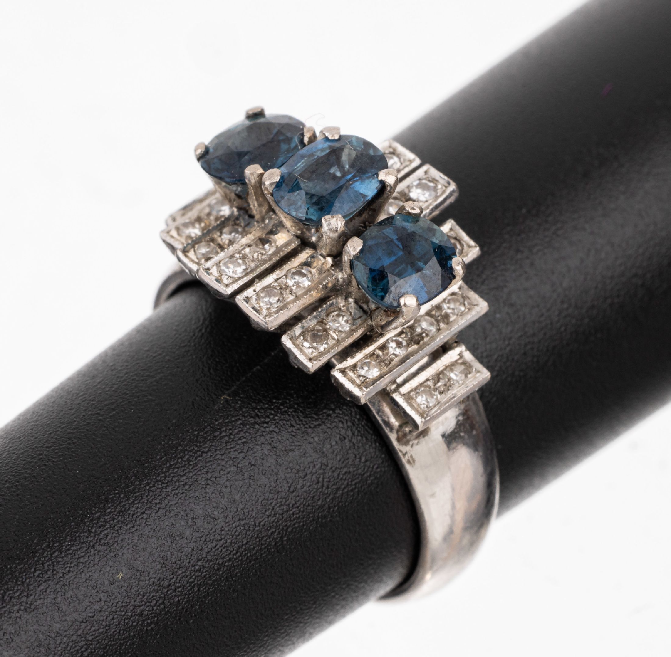 18 kt Gold Saphir-Diamant-Ring, WG 750/000,3 ovalfacett. Saphire zus. ca. 1.20 ct, 28 8/8-Diamanten zus. ca. 0.30 ct Weiß/p1, ca. 6.4 g, RW 57