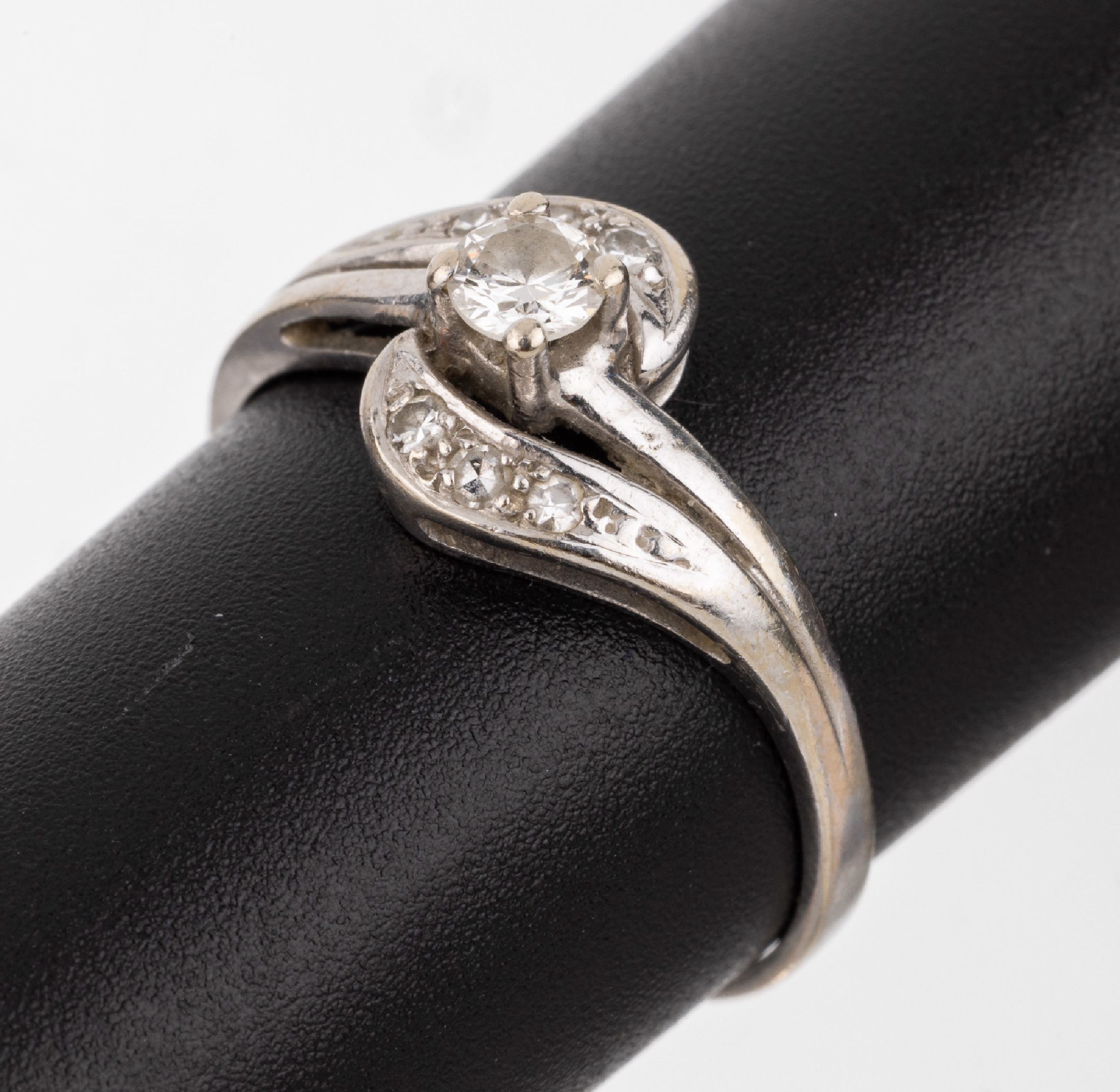 14 kt Gold Diamant-Ring, WG 585/000, 1 Brillant ca. 0.20 ct Weiß/vs, 6 8/8-Diamanten zus. ca. 0.05 ct Weiß/p1, ca. 2.4 g, RW 57.5