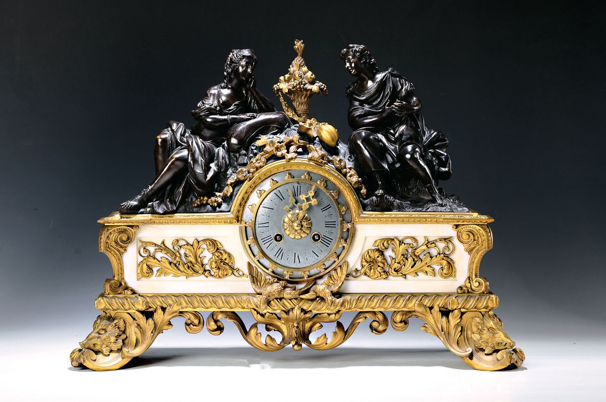 Große Pendule, Frankreich, um 1900, verziertes Bronzegehäuse mit Alabastereinlagen, Figurenbekrönung eines poussierenden Pärchchen, Jagd- und ...