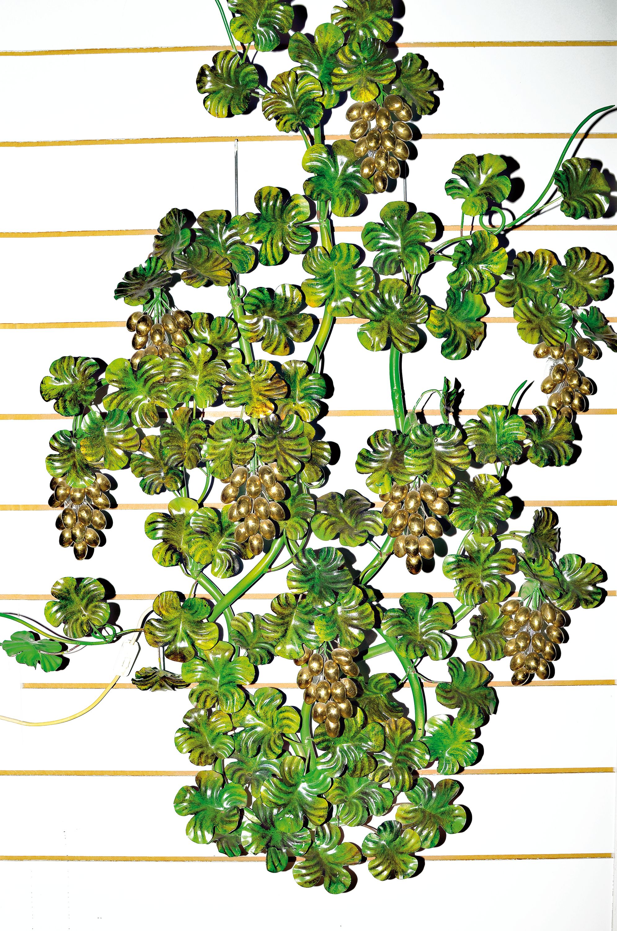 Große Wandapplikation, beleuchtet, in Form von Weinlaub und Trauben, wohl Italien, 2. Hälfte 20. Jh., Metall in verschiedenen Grüntönen ...