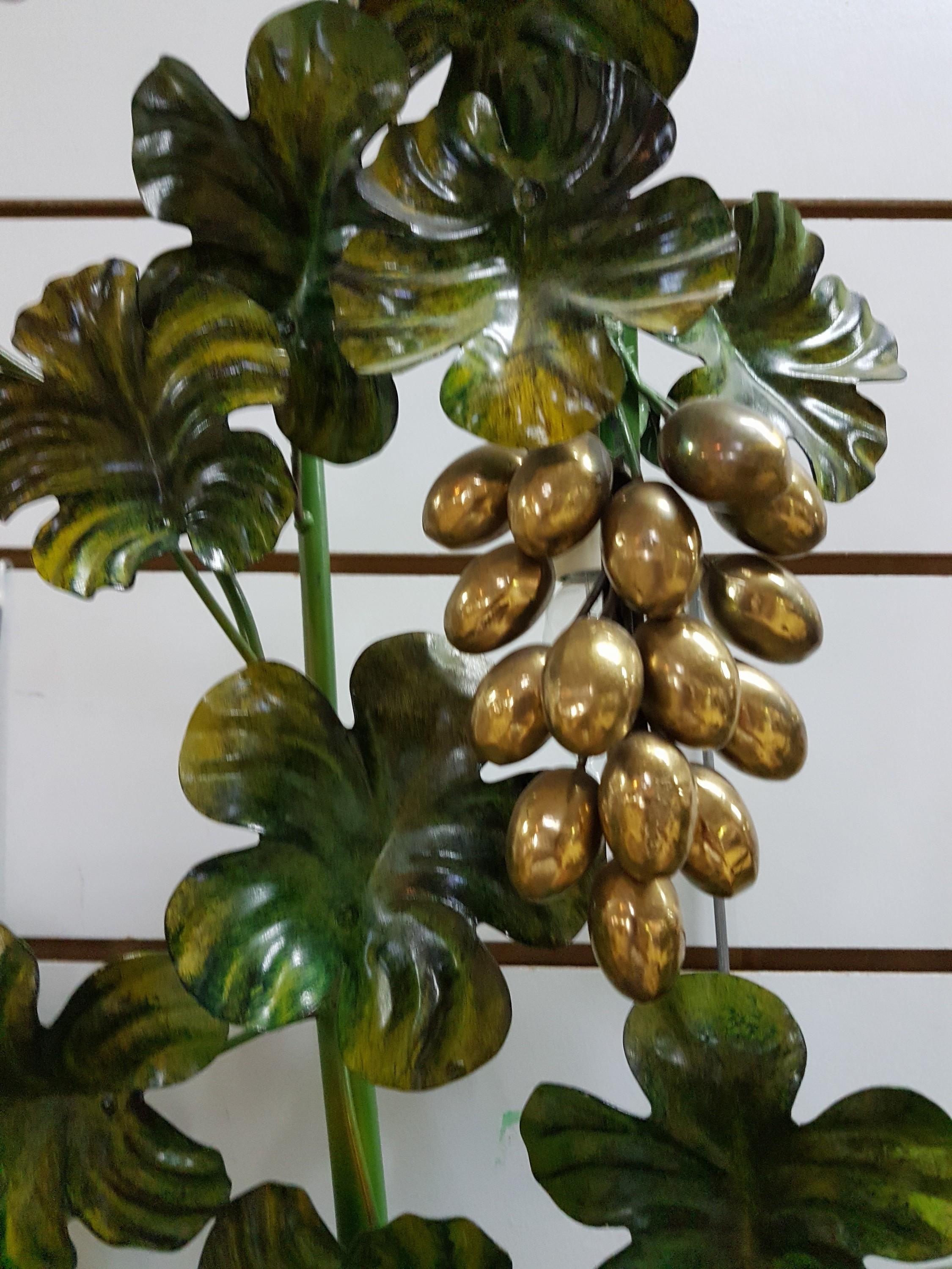 Detail d: Große Wandapplikation, beleuchtet, in Form von Weinlaub und Trauben, wohl Italien, 2. Hälfte 20. Jh., Metall in verschiedenen Grüntönen ...