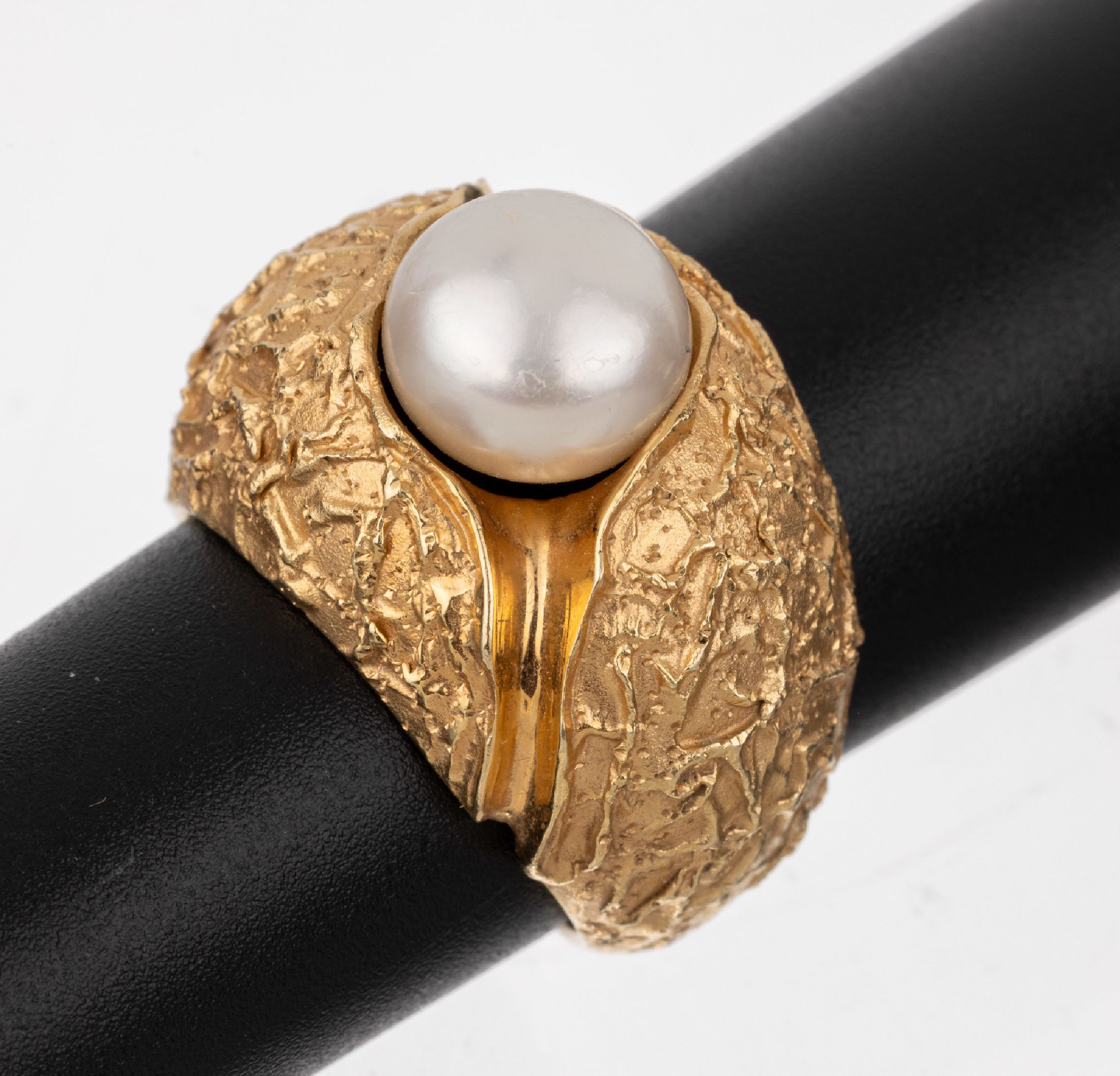 14 kt Gold Perl-Ring, GG 585/000, Oberfläche strukturiert, mittig Zuchtperle, D.ca. 8 mm, RW 59, ca. 10.8 g