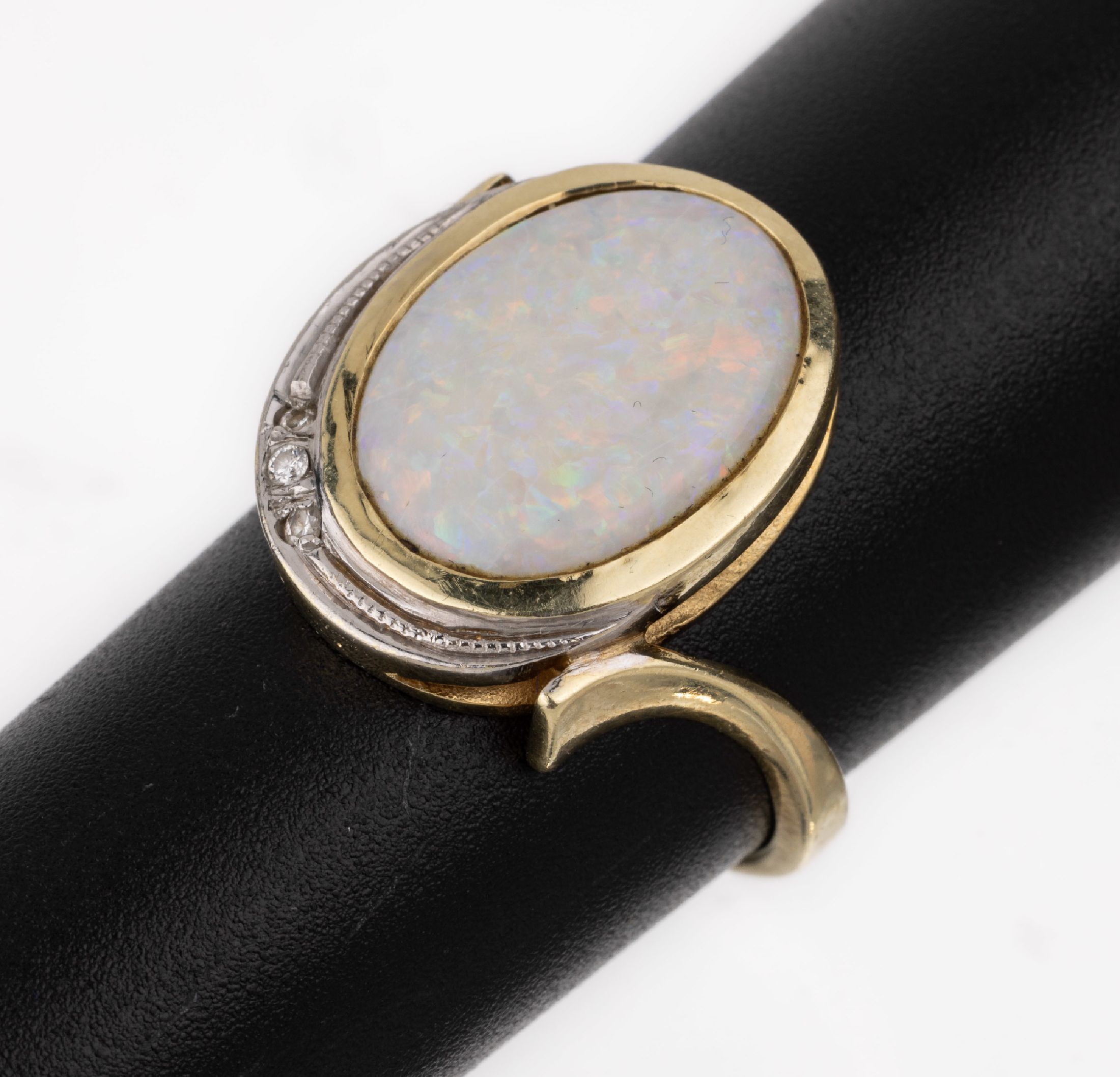 14 kt Gold Opal-Brillant-Ring, GG 585/000, ovaler Opalcabochon mit zartem Farbspiel in rot, blau und grün, 3 kl. Brillanten, RW 58, ca. 6.0 g