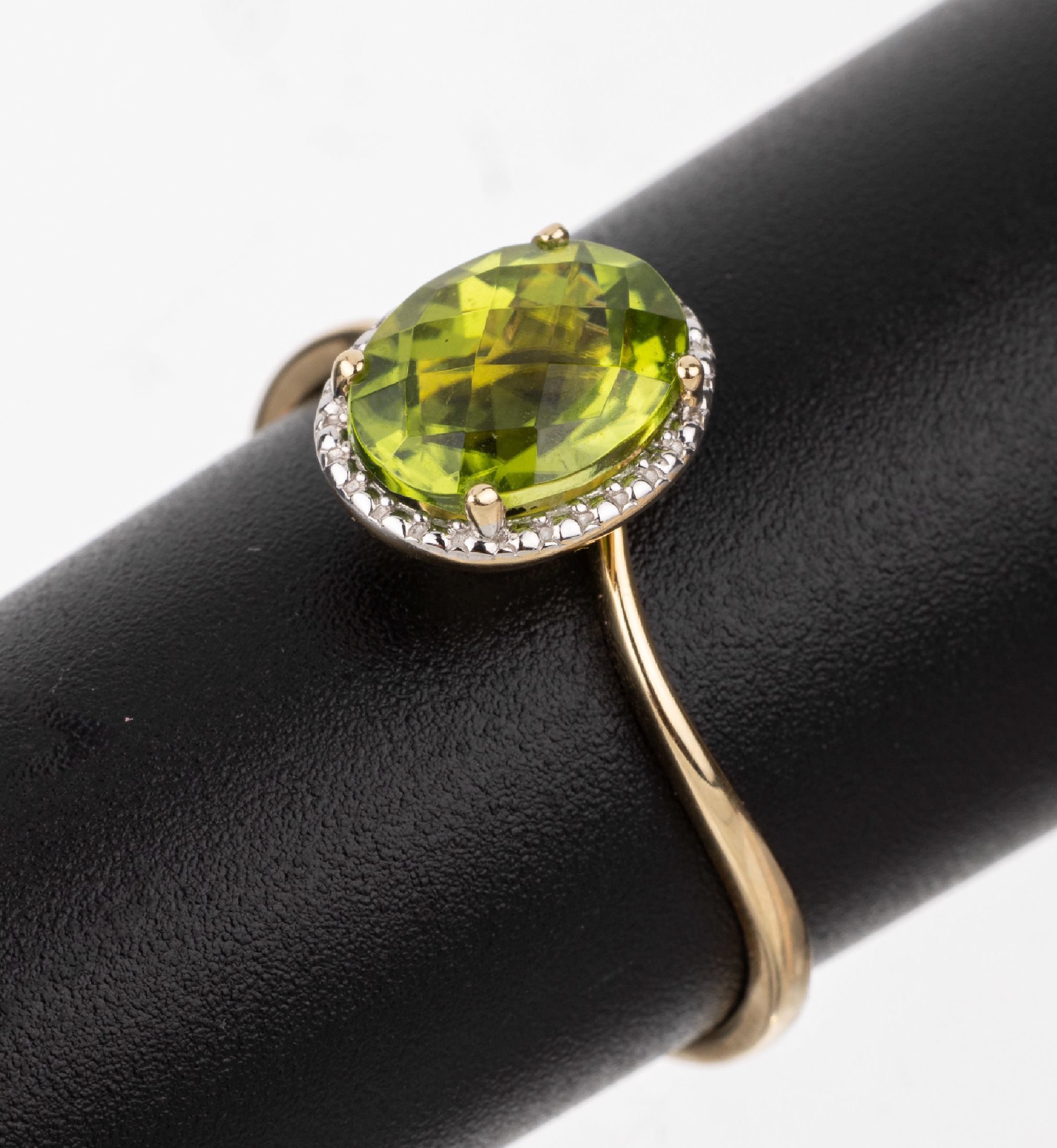 14 kt Gold Peridot-Ring, GG 585/000, zarte Ringschiene, mittig ovalfacett. Peridot, RW 60, ca. 2.2 g
