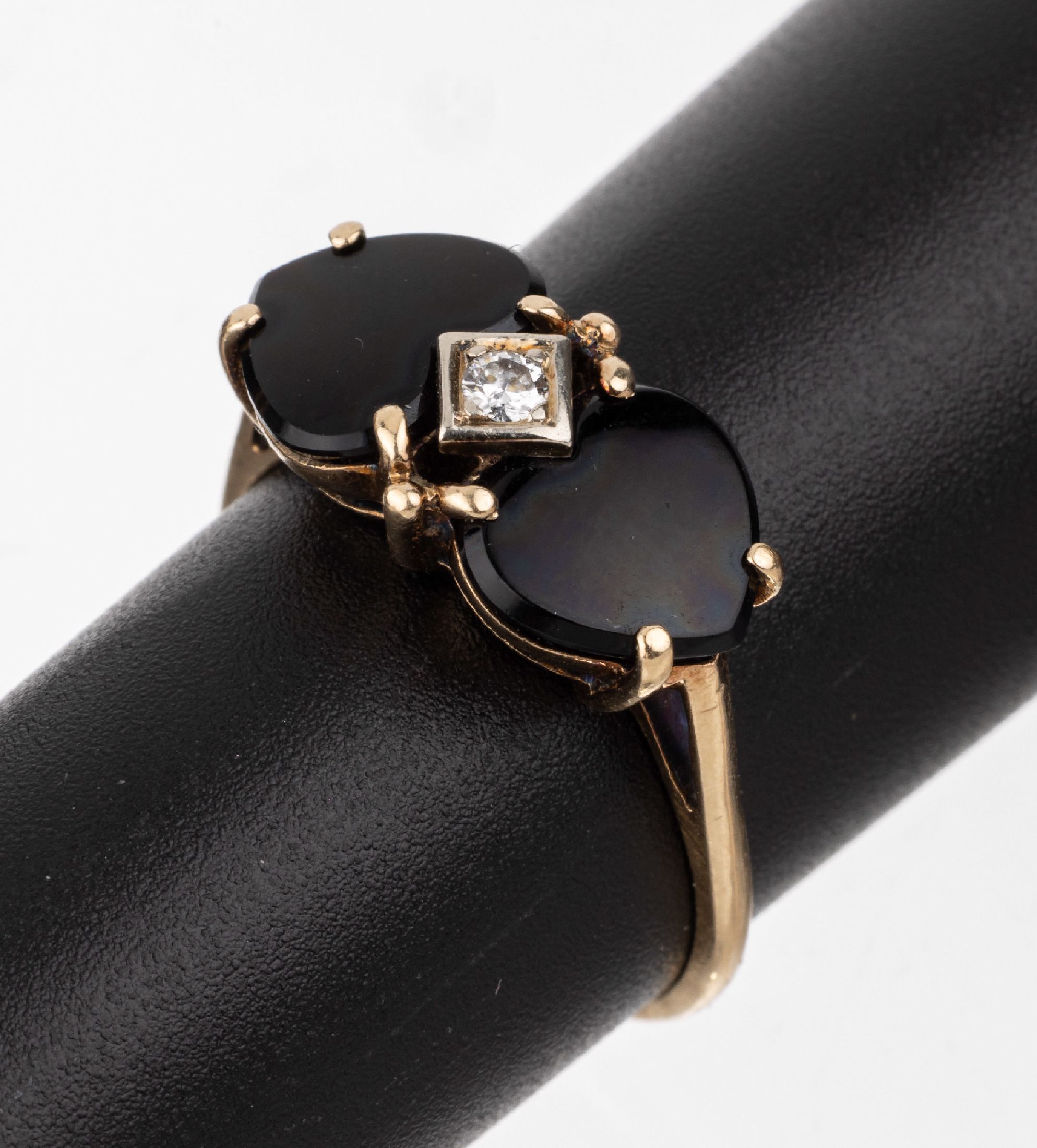 14 kt Gold Onyx-Brillant-Ring, GG 585/000, 2 herzf. Onyxeinlagen, mittig Brillant ca. 0.05 ct Weiß/p, RW 58, ca. 3.3 g