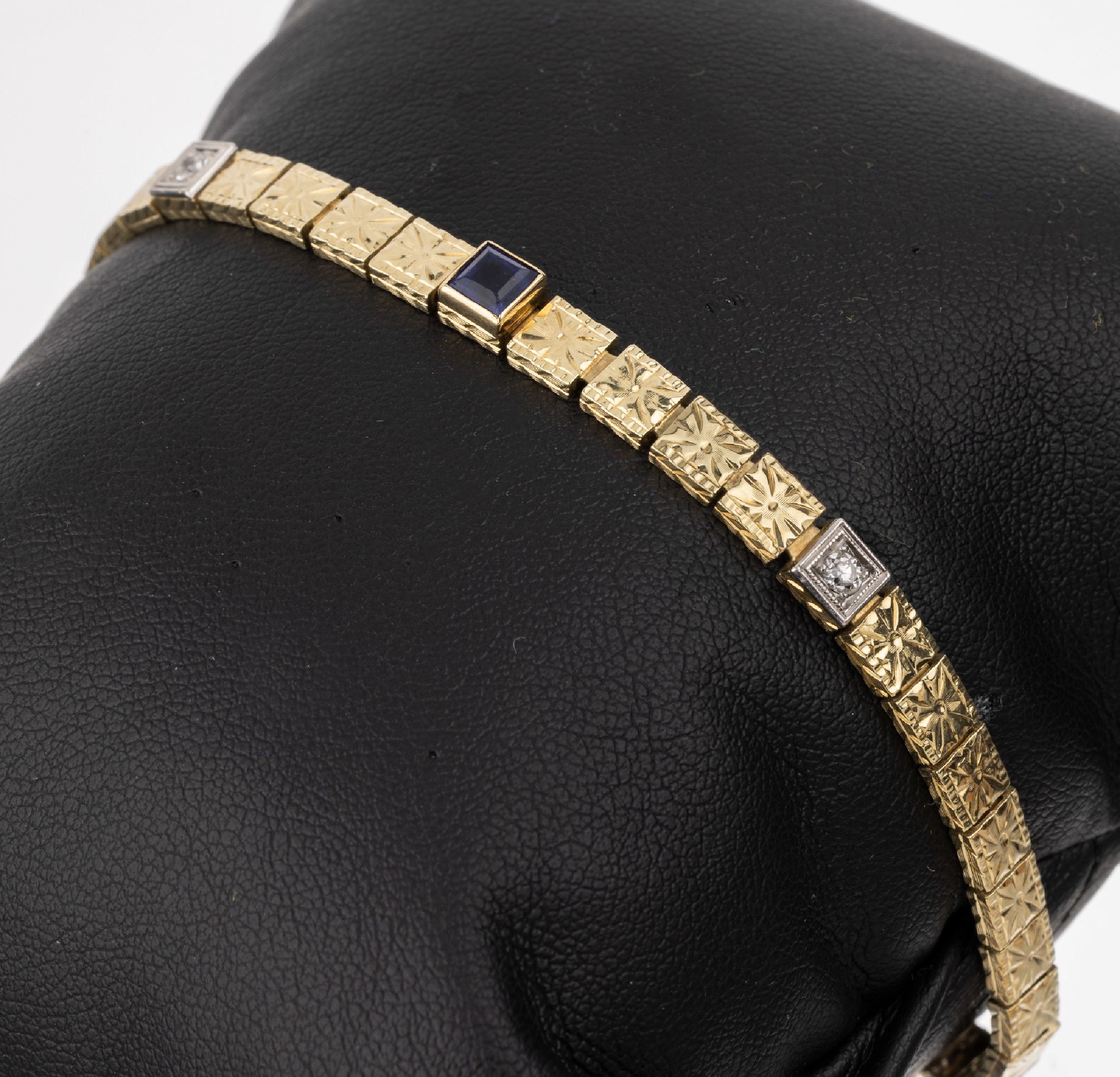 14 kt Gold Diamant-Farbstein-Armband, GG 585/000, quadratische Glieder grav., 2 kl. 8/8-Diamanten, 1 facett. synth. Saphir, L. ca.17 cm, ...