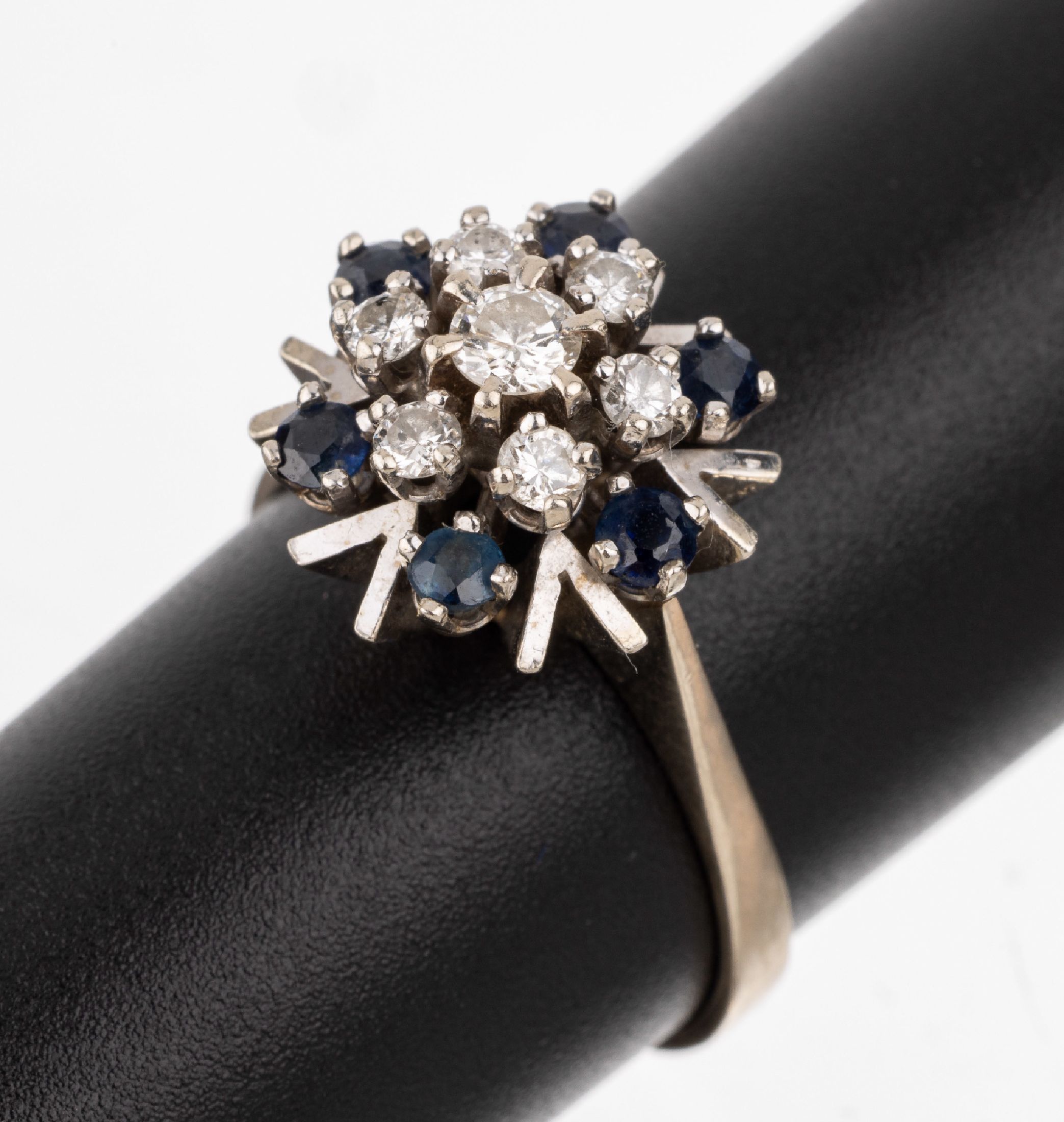 14 kt Gold Brillant-Saphir-Ring, WG 585/000, Ringkopf in mehreren Ebenen, 7 Brillanten zus. ca. 0.25 ct Weiß/p, 6 rundfacett. Saphire zus. ca. 0.30 ...