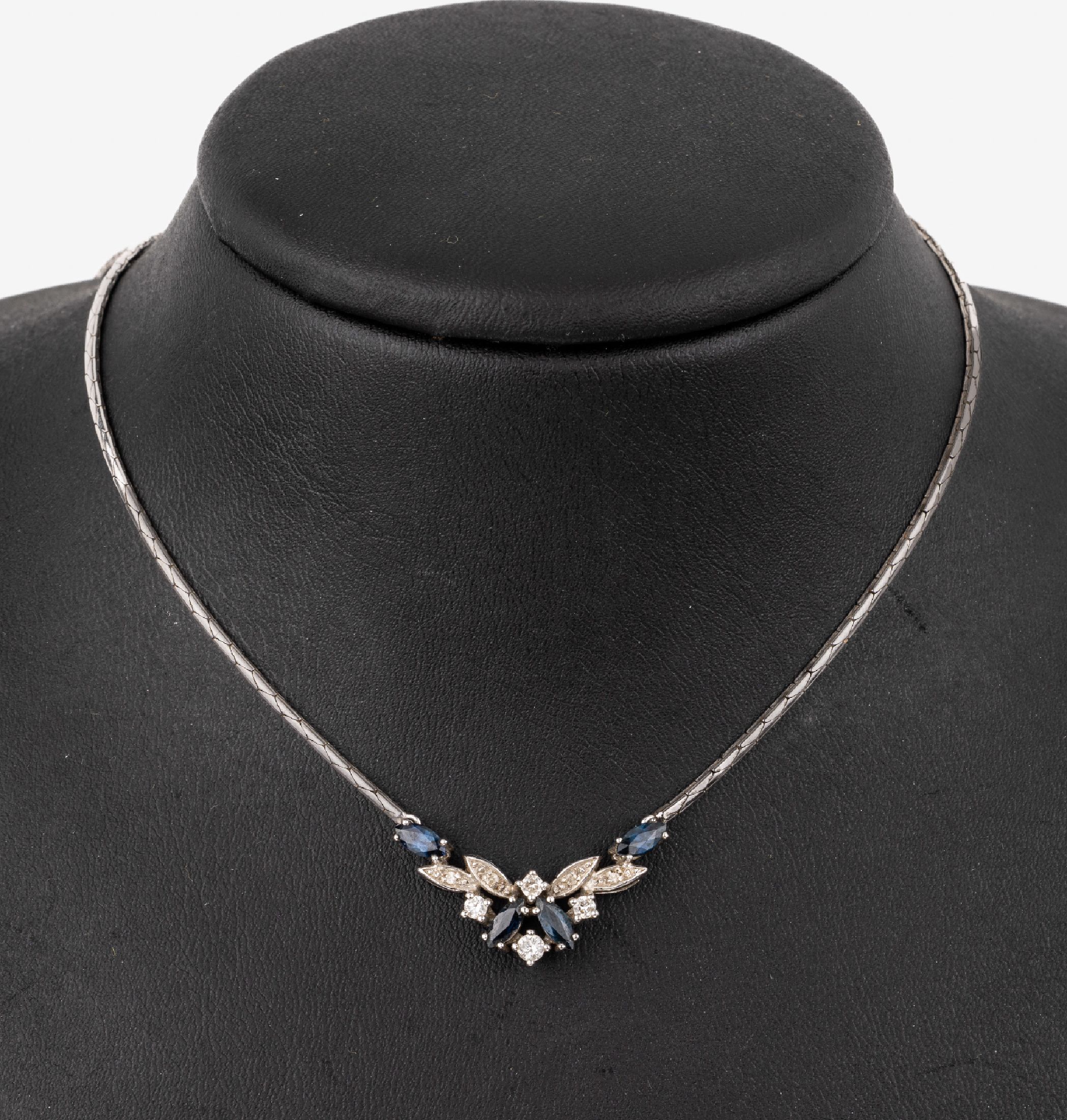 14 kt Gold Brillant-Saphir-Collier, WG 585/000, Mittelteil floral, 4 facett. Saphir- Navettes zus. ca. 0.40 ct, 4 Brillanten zus. ca. 0.20 ct ...