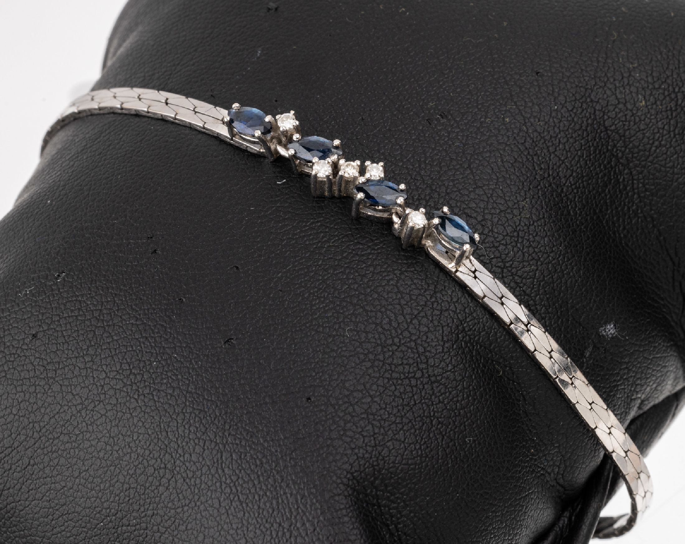 14 kt Gold Saphir-Brillant-Armband, WG 585/000, 4 facett. Saphir-Navettes zus. ca. 0.40 ct, 5 Brillanten zus. ca. 0.05 ct Weiß/si, L. ca. 18.2 cm, ...