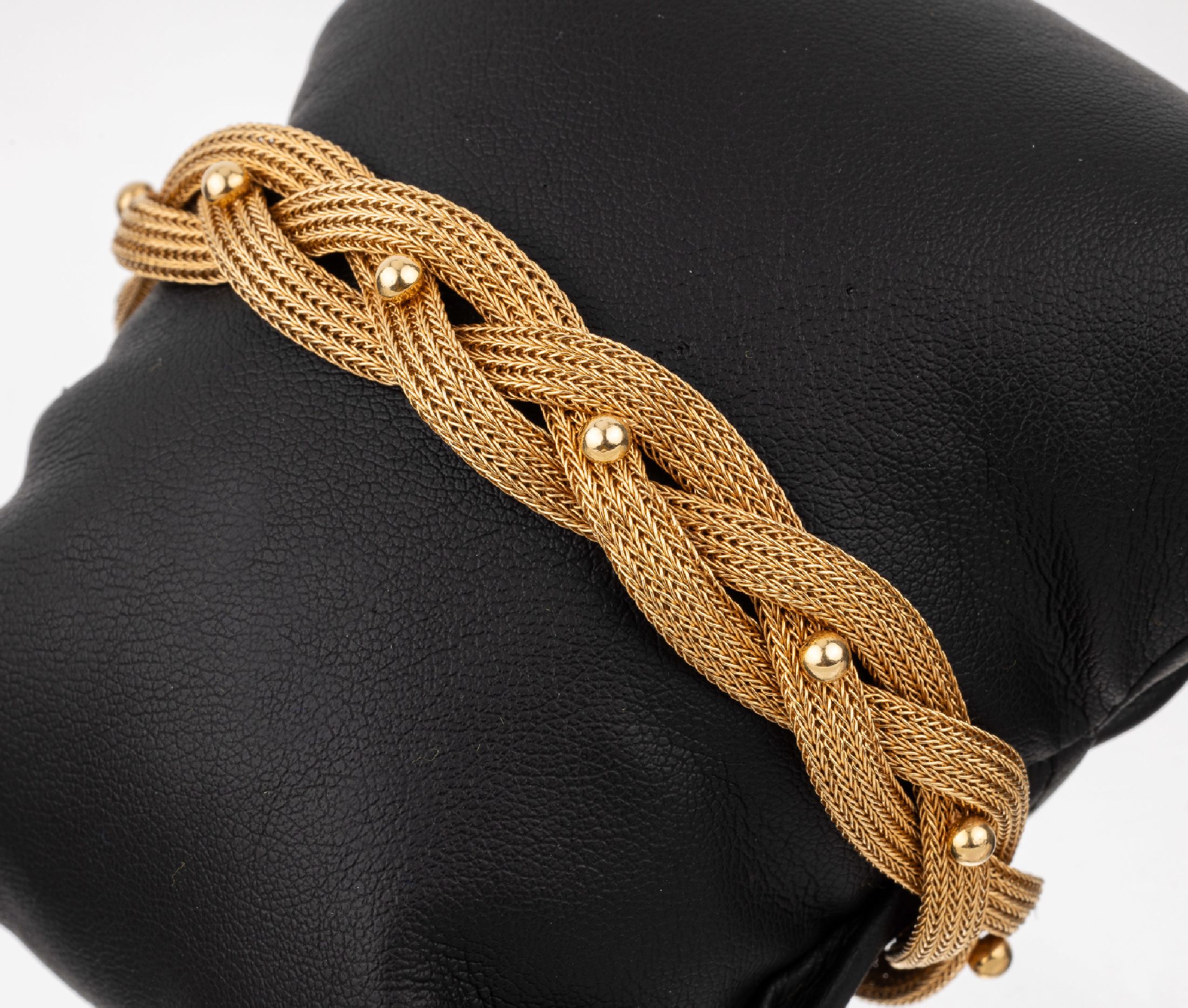 18 kt Gold Armband, ca. 24.9 g, GG 750/000,italienische Atelierarbeit, geflochten mit aufgelegten Kugeln, L. ca. 18.5 cm, Kastenschloss mit ...