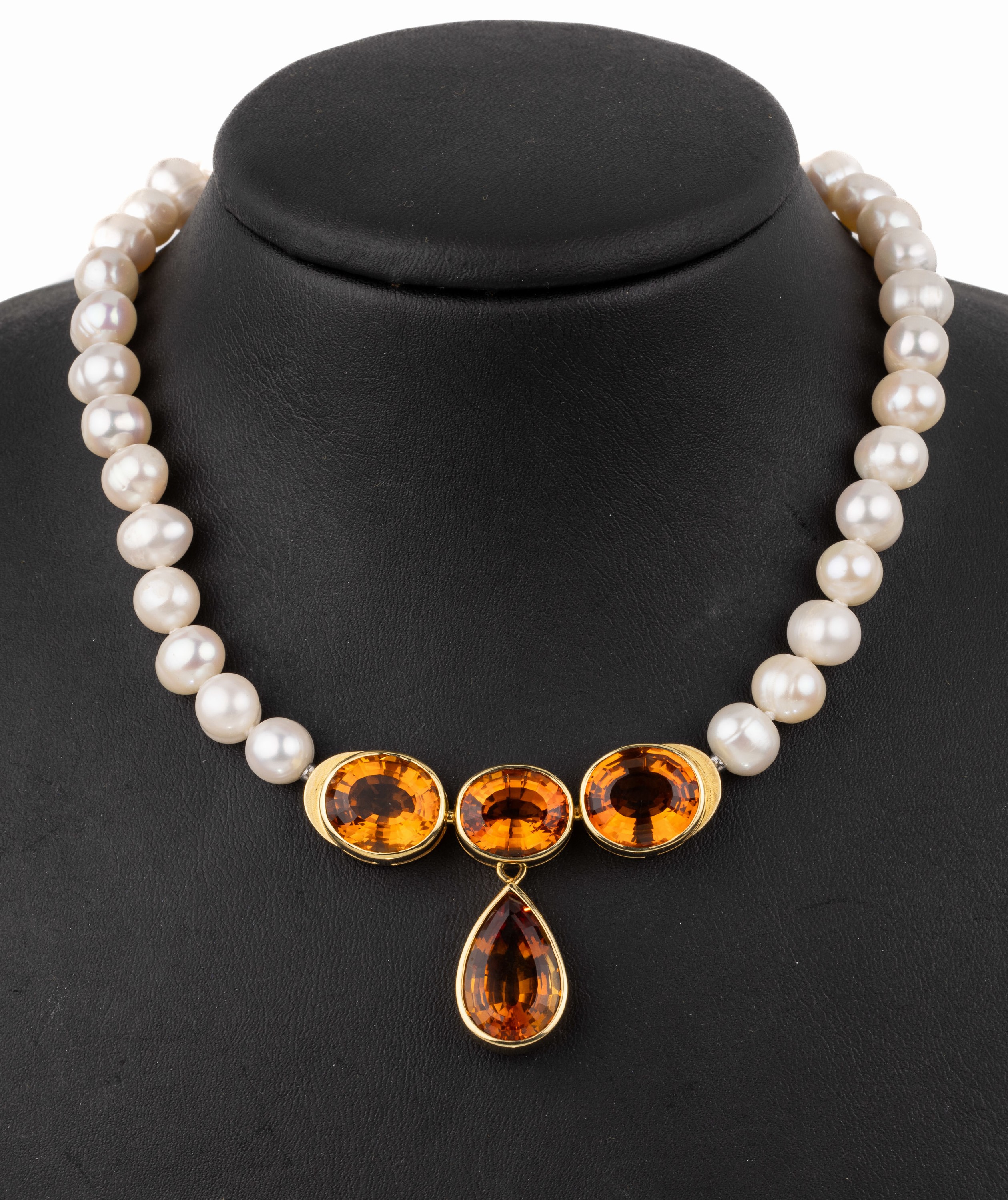 Zuchtperl-Collier mit 14 kt Gold Citrin- Schmuckschließe, GG 585/000, 54 unrunde Süßwasserzuchtperlen, D. ca. 8 mm, Mittelteil mit 2 ...