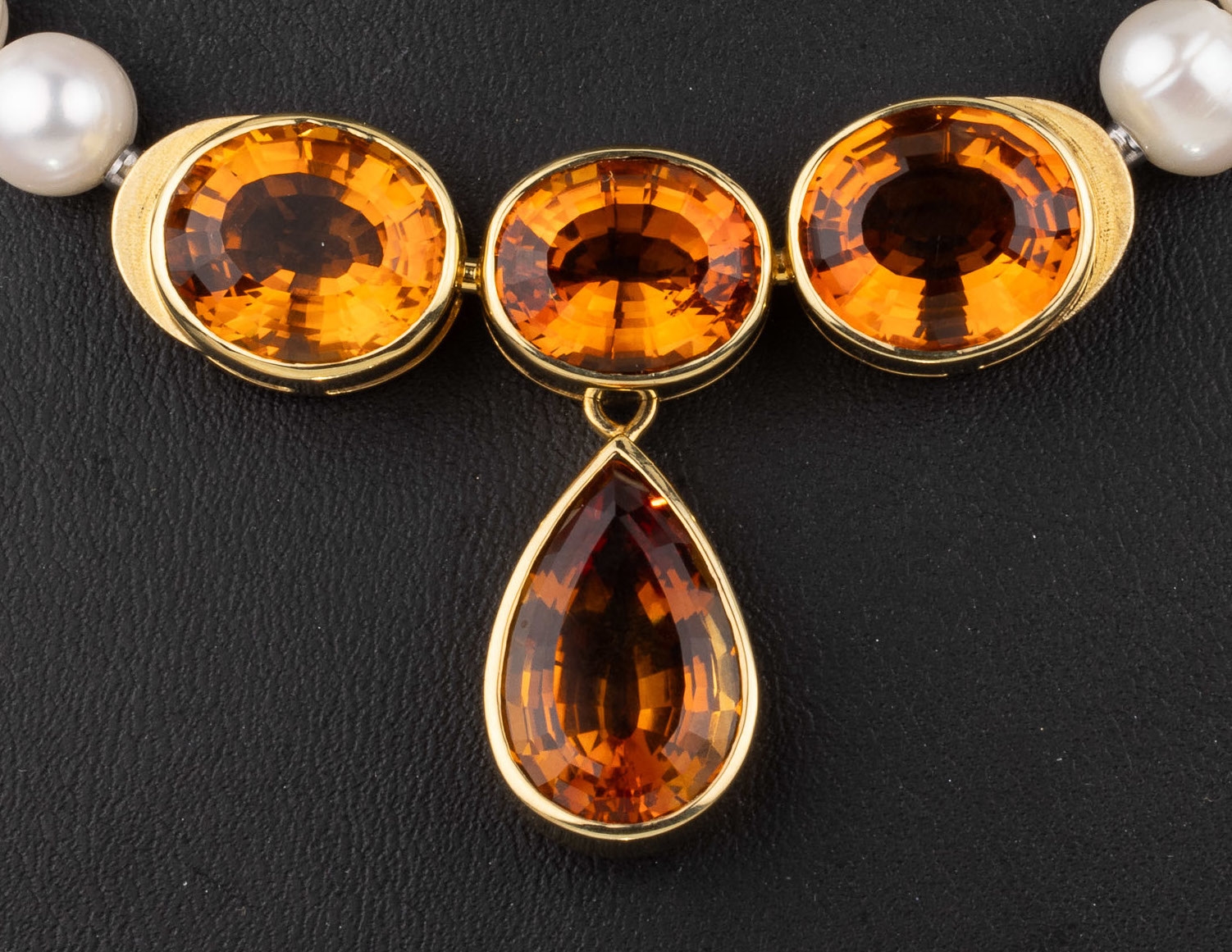 Detail a: Zuchtperl-Collier mit 14 kt Gold Citrin- Schmuckschließe, GG 585/000, 54 unrunde Süßwasserzuchtperlen, D. ca. 8 mm, Mittelteil mit 2 ...