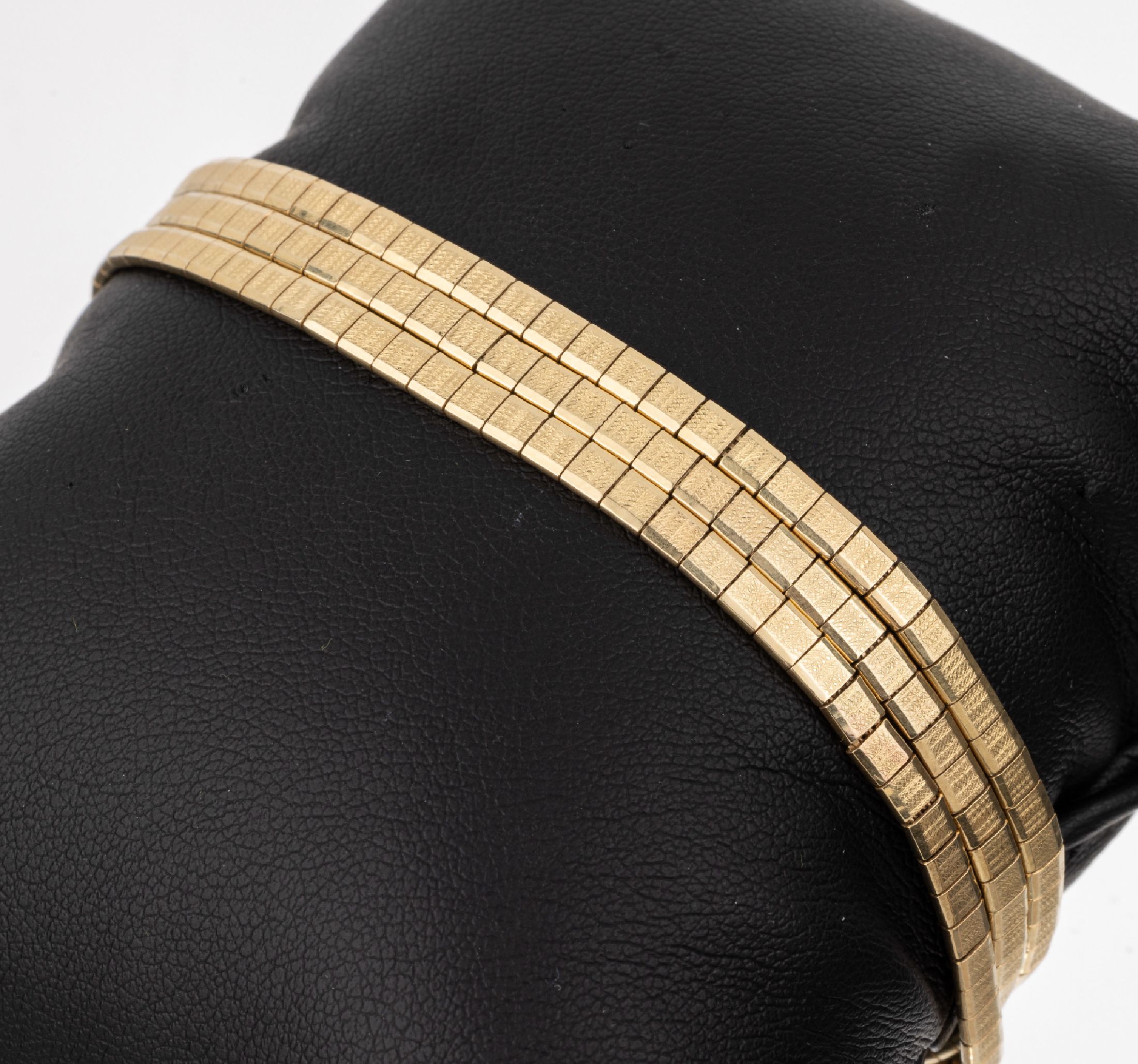 14 kt Gold Armband, GG 585/000, 3-rhg., Glieder sat., L. ca. 19 cm, Kastenschloss mit Sicherheitsacht, rückseitig Lötspur, ca. 22.4 g