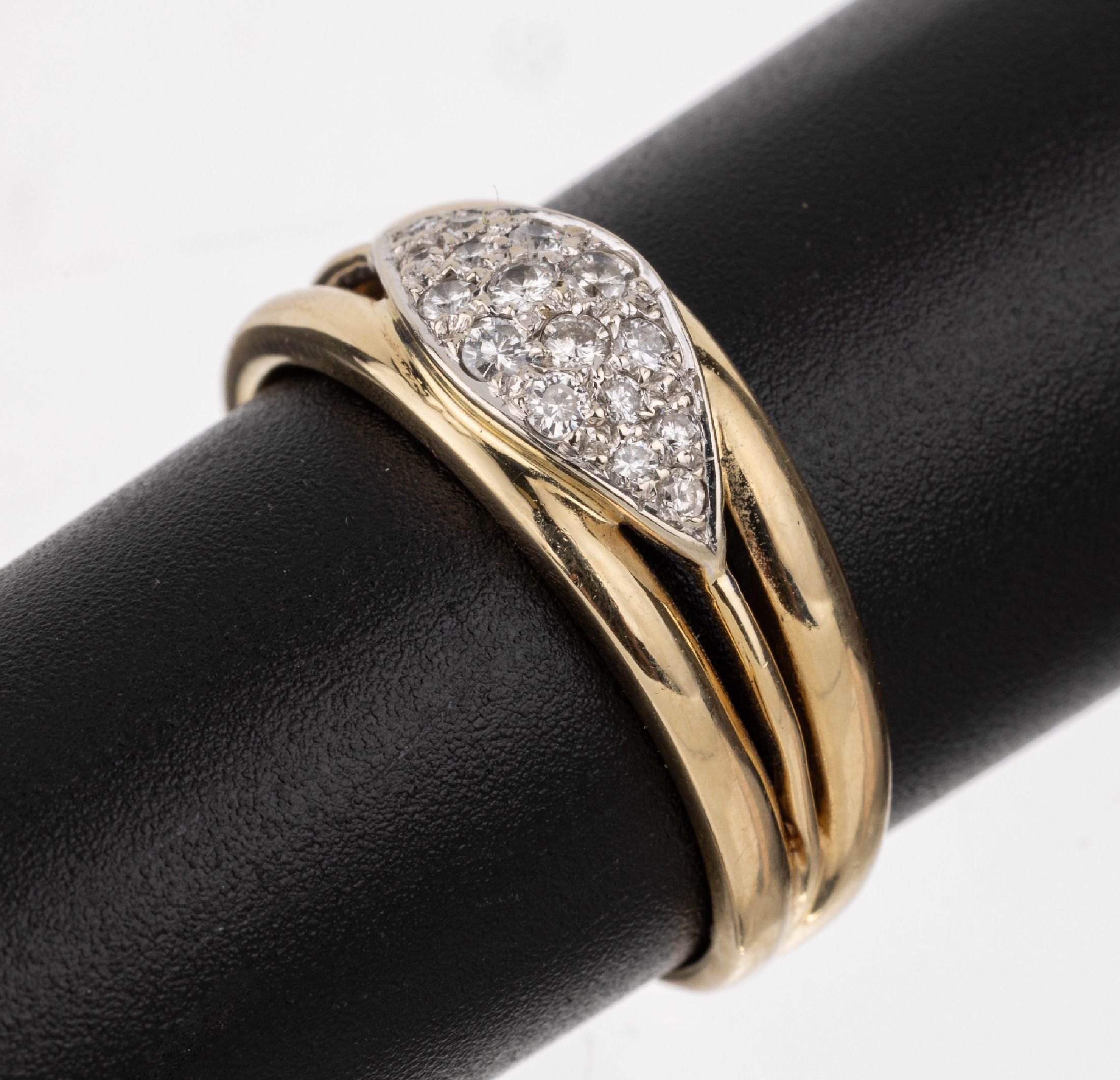 14 kt Gold Brillant-Ring, GG/WG 585/000, 16in WG gefasste Brillanten zus. ca. 0.20 ct Weiß/si, RW 58, ca. 4.5 g