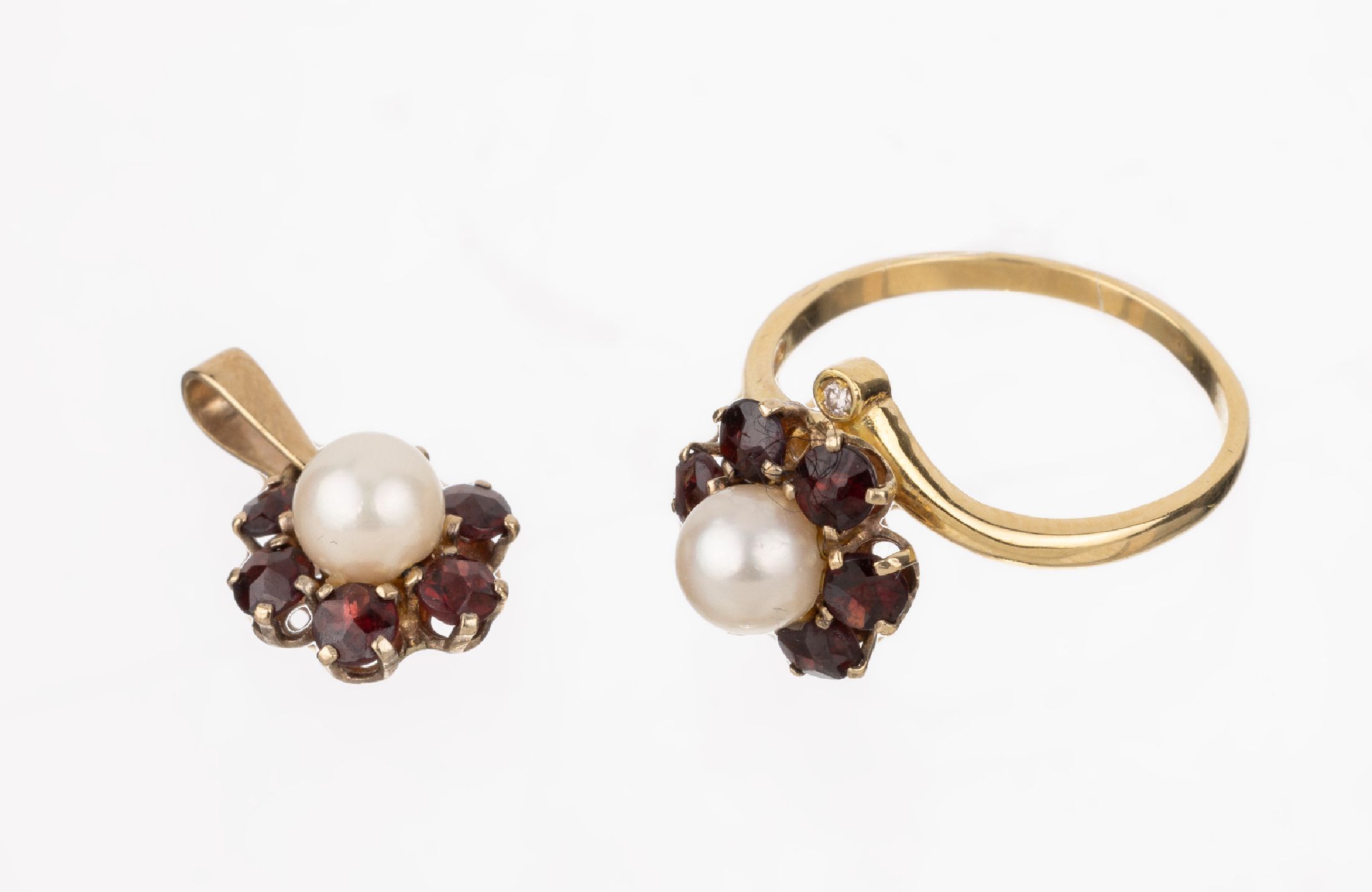 18 kt Gold Granat-Brillant-Perl-Ring, GG 750/000, Ringkopf blütenf., mittig Akoyazuchtperle, D. ca. 6 mm, umgeben von 6 rundfacett. Granaten und 1 ...