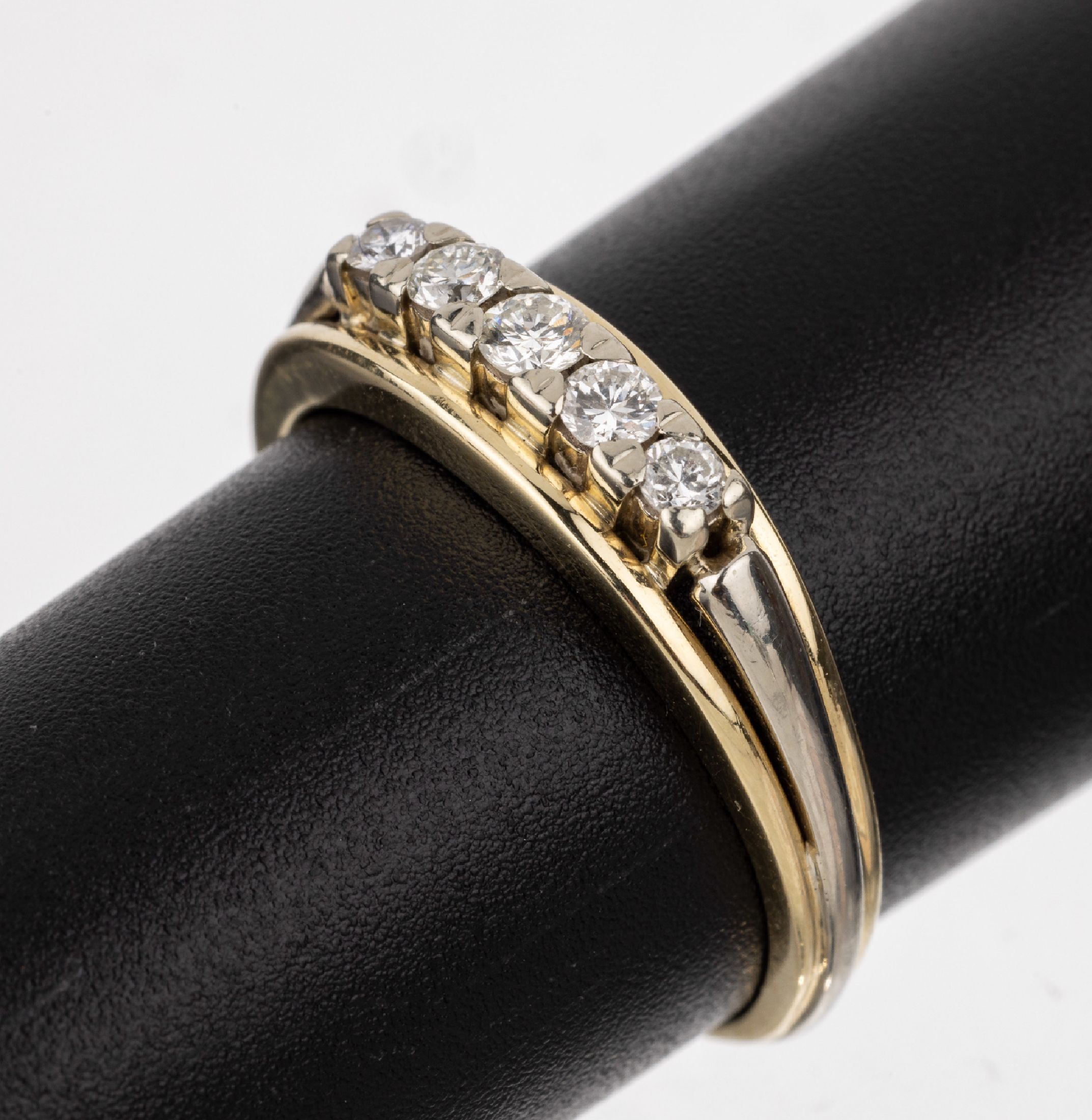 14 kt Gold Brillant-Ring, GG/WG 585/000, 5 in WG gefasste Brillanten zus. ca. 0.15 ct Weiß/si, RW 57, ca. 4.3 g